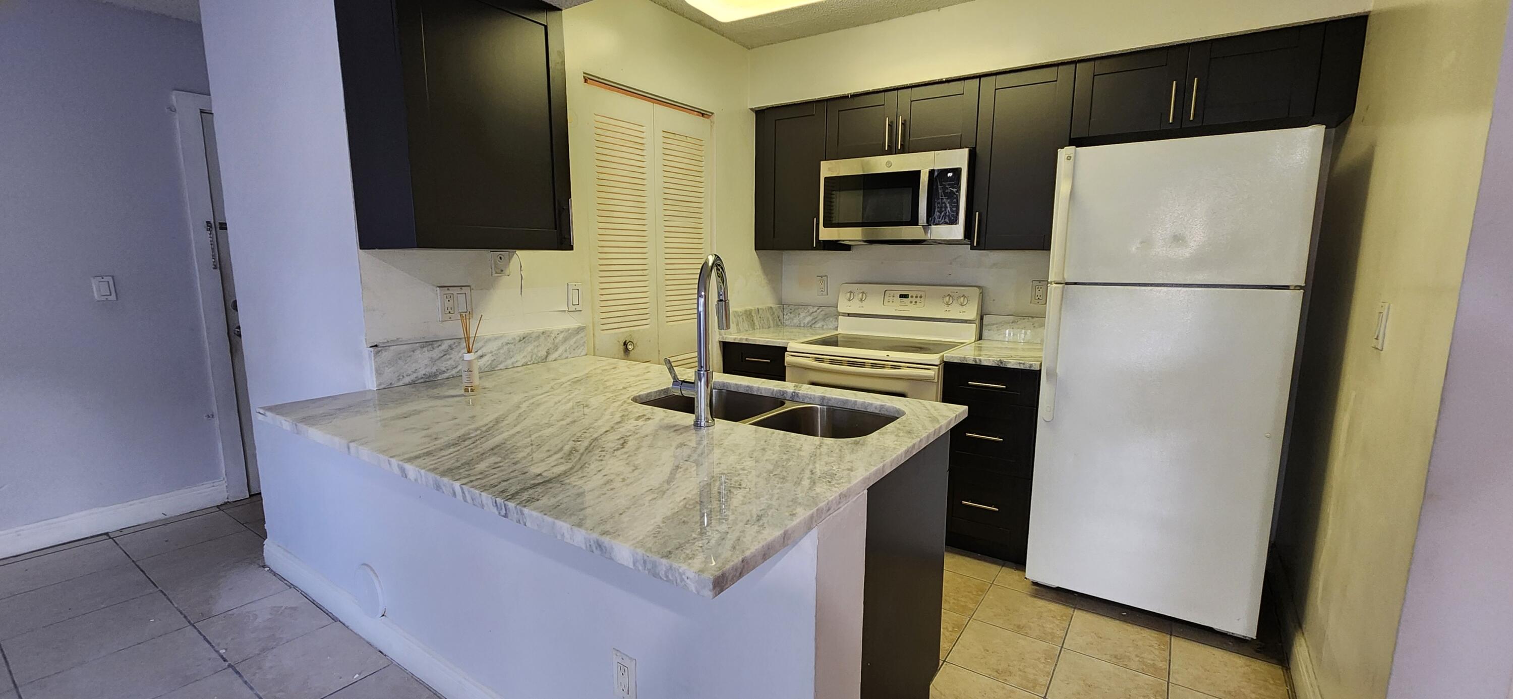 1227 Sw 46th Avenue 305 Property Photo 1