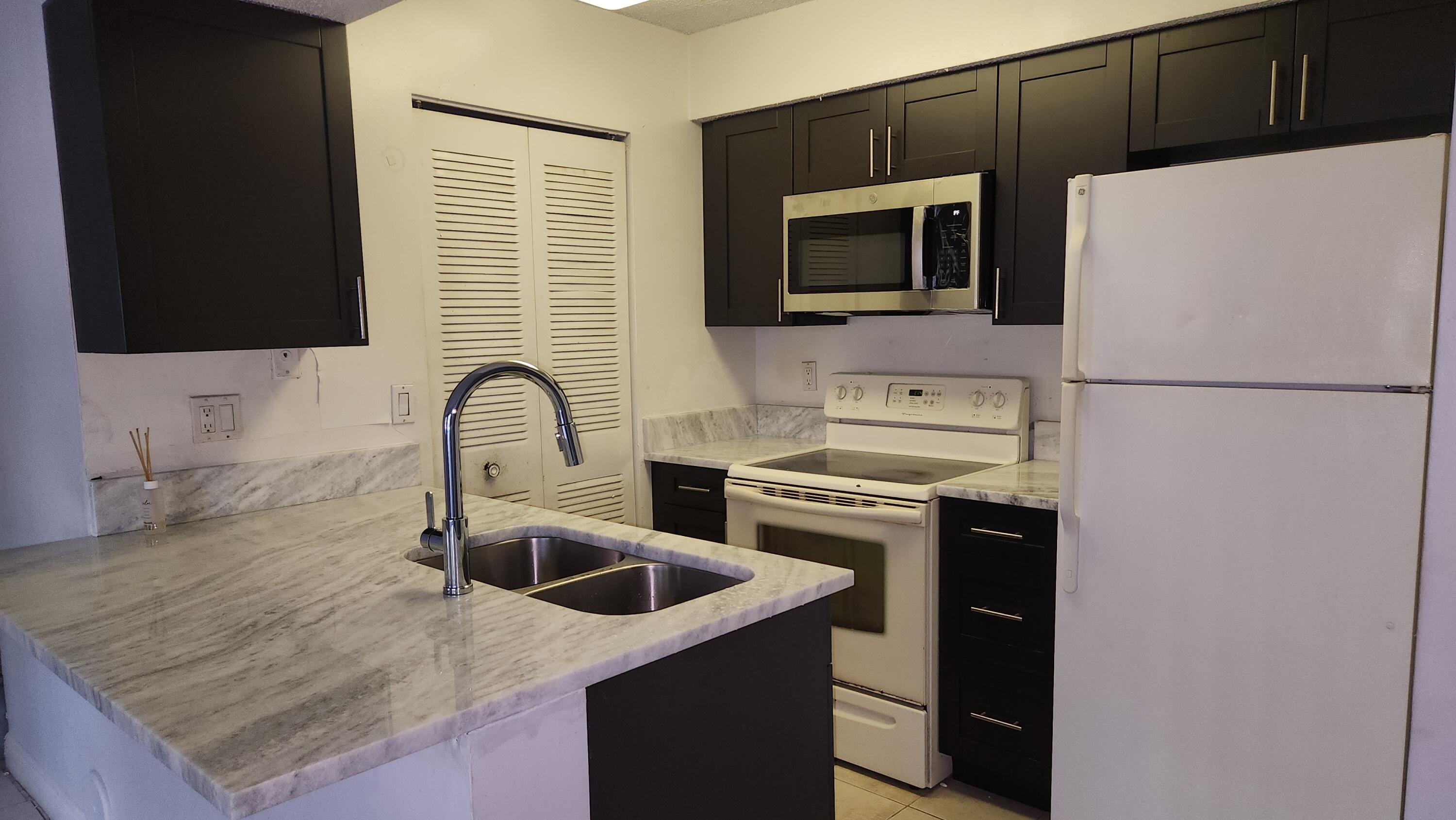 1227 Sw 46th Avenue 305 Property Photo 4