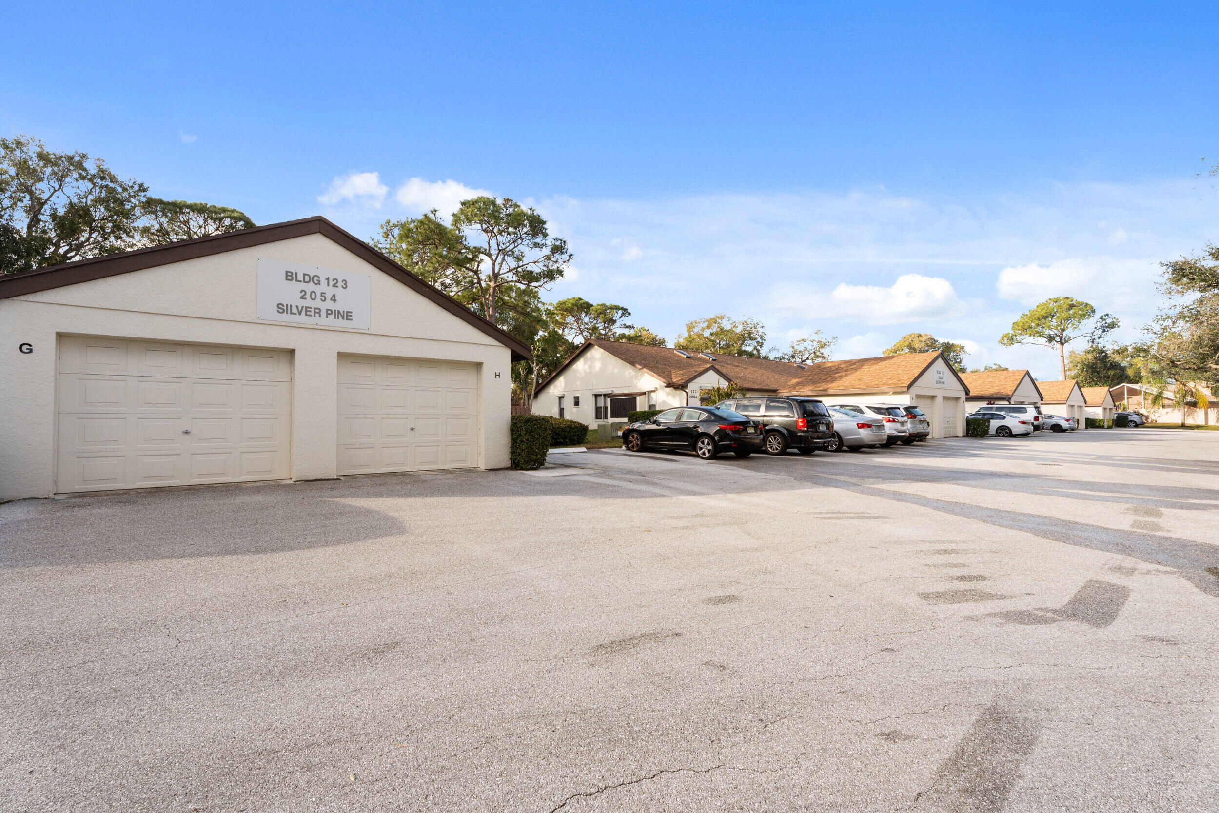 2054 Sw Silver Pine Way 123h Property Photo 3