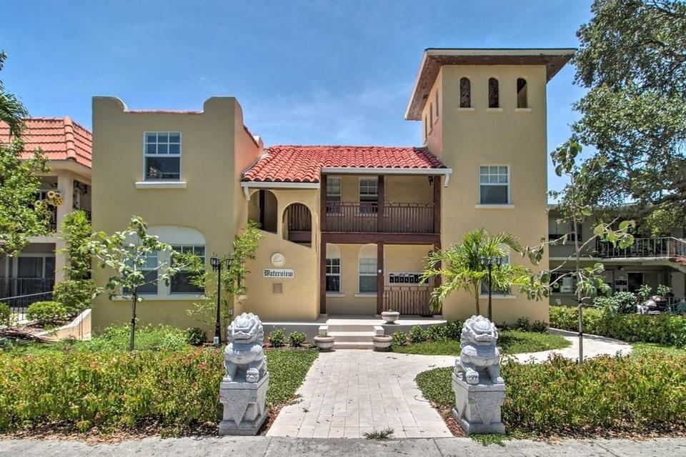 407 S Lakeside Drive E Property Photo 1