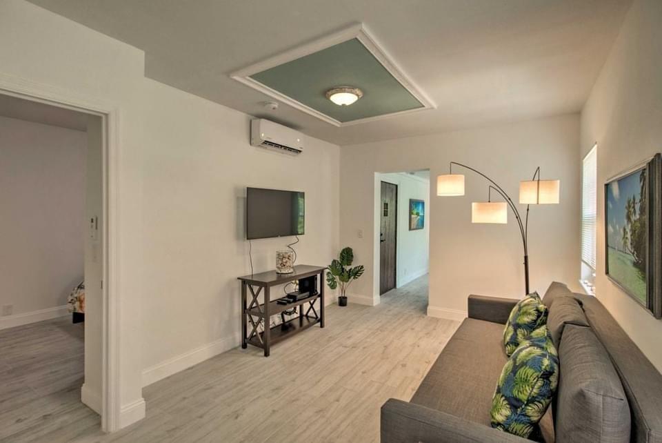 407 S Lakeside Drive E Property Photo 5