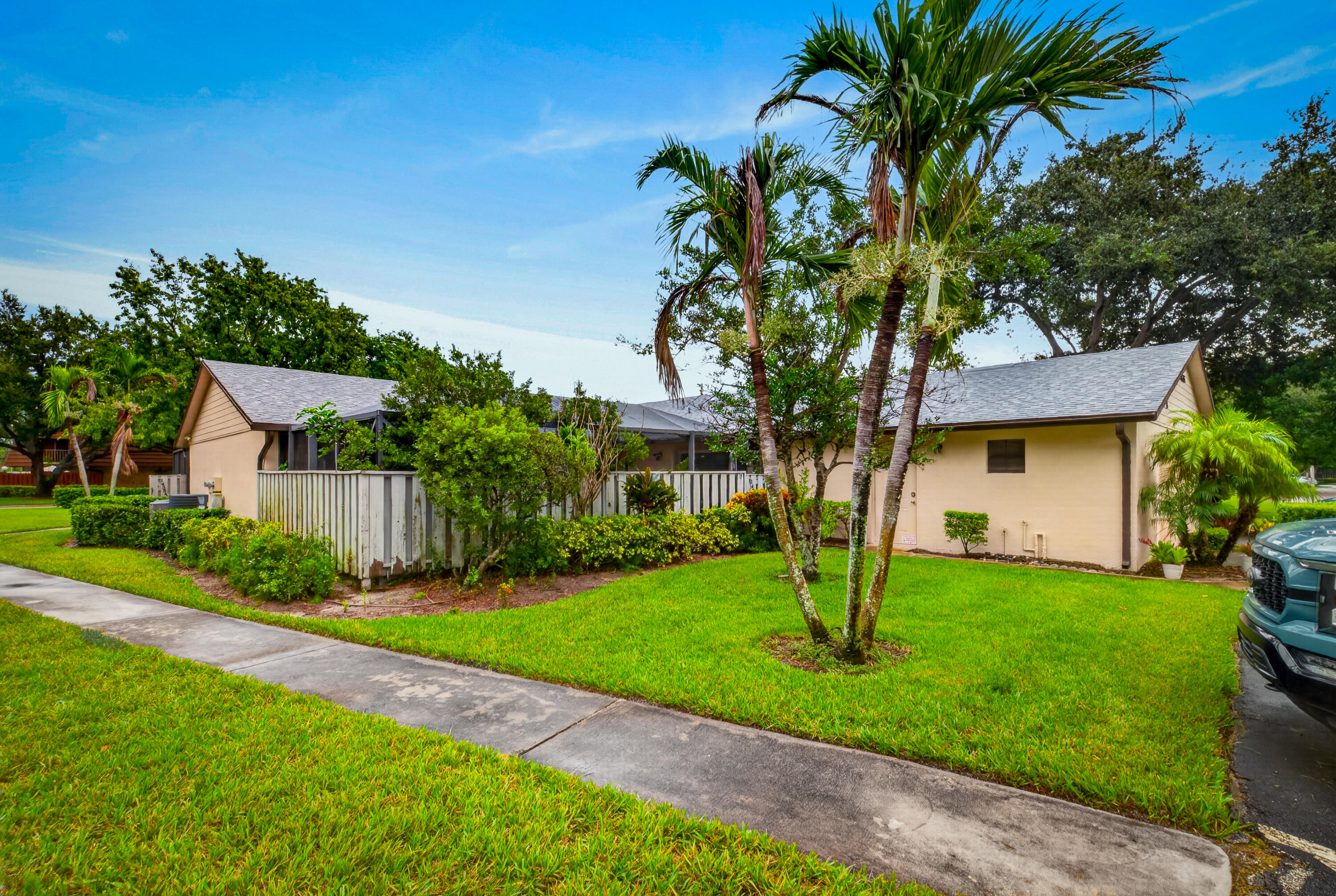 1435 Captains Walk Property Photo 1