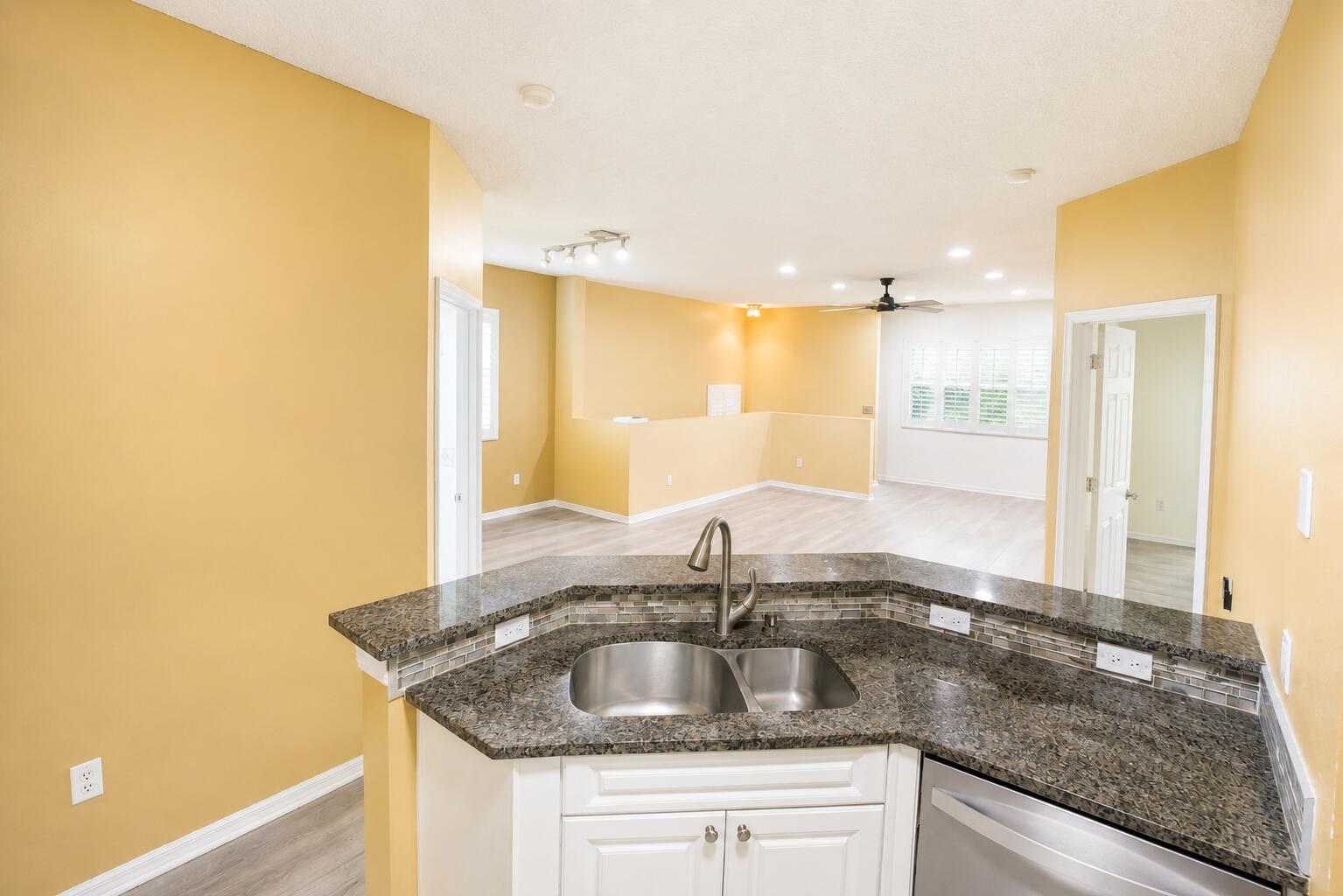 2927 Crestwood Terrace 7201 Property Photo 11