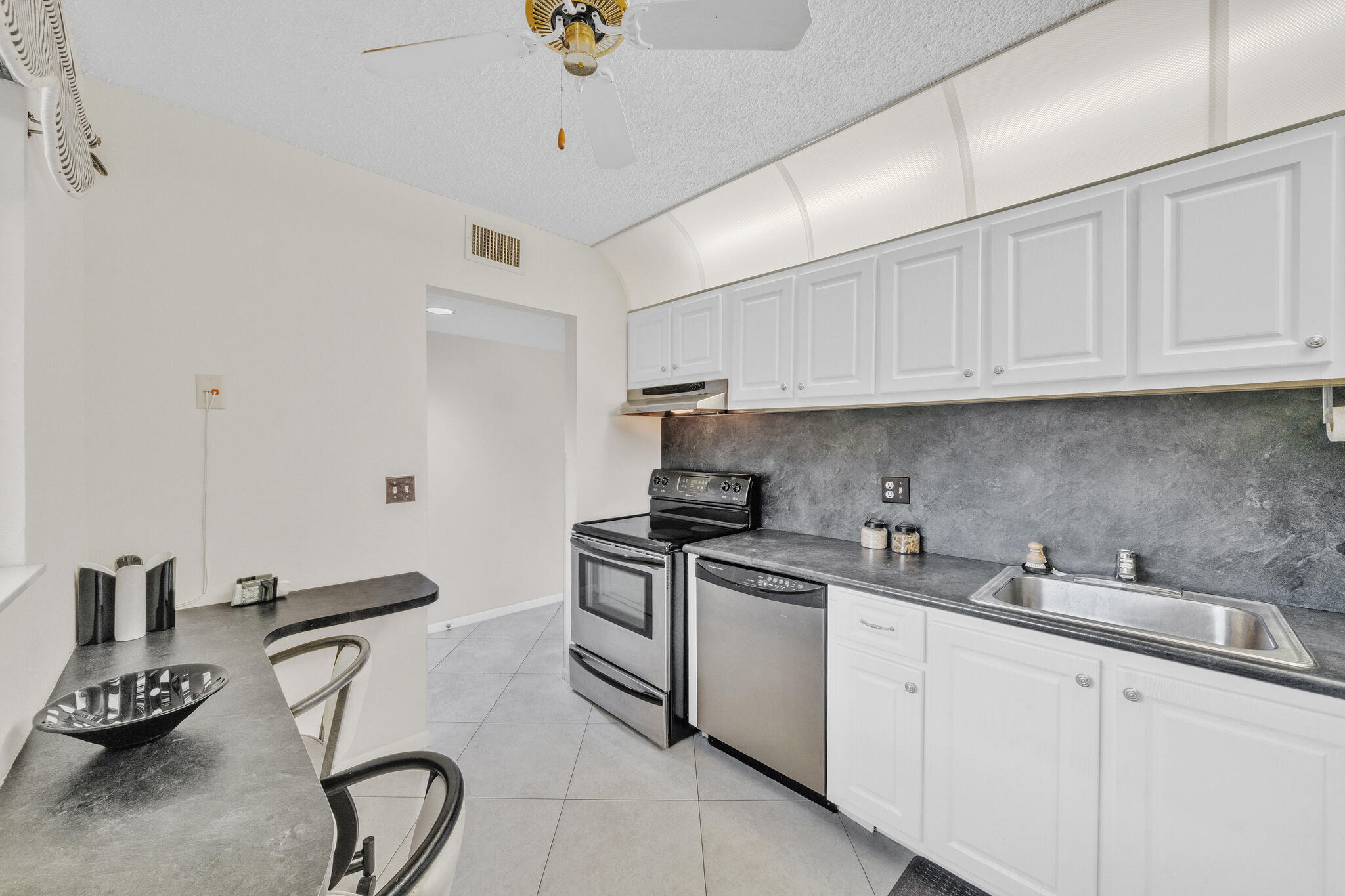 5280 Las Verdes Circle 320 Property Photo 6
