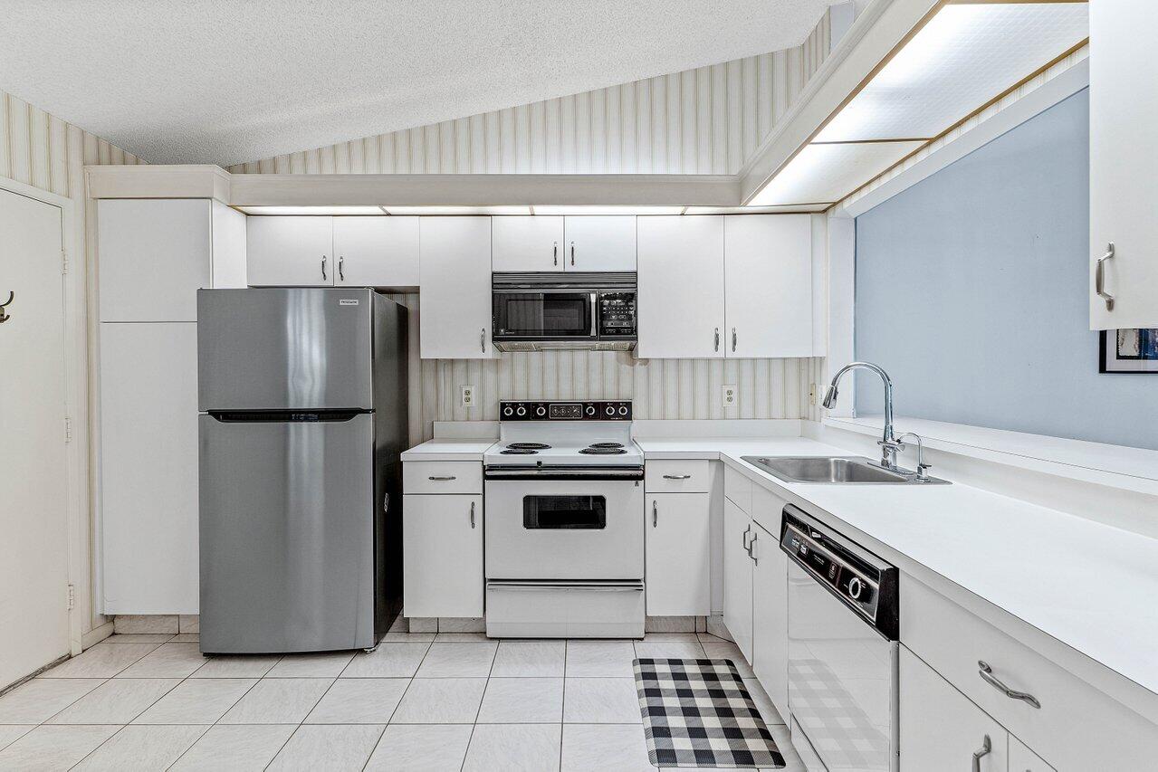 10063 Andrea Lane B Property Photo 3