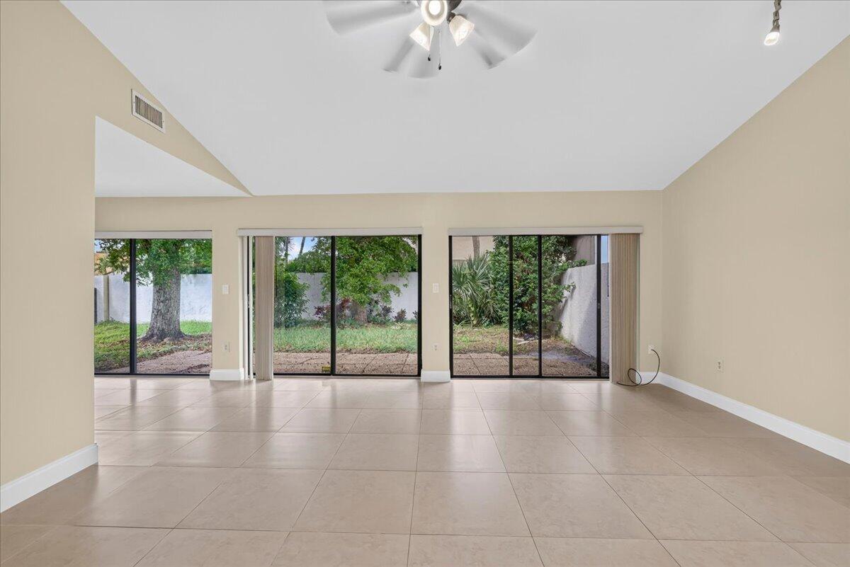 572 Sw 28th Avenue Property Photo 3