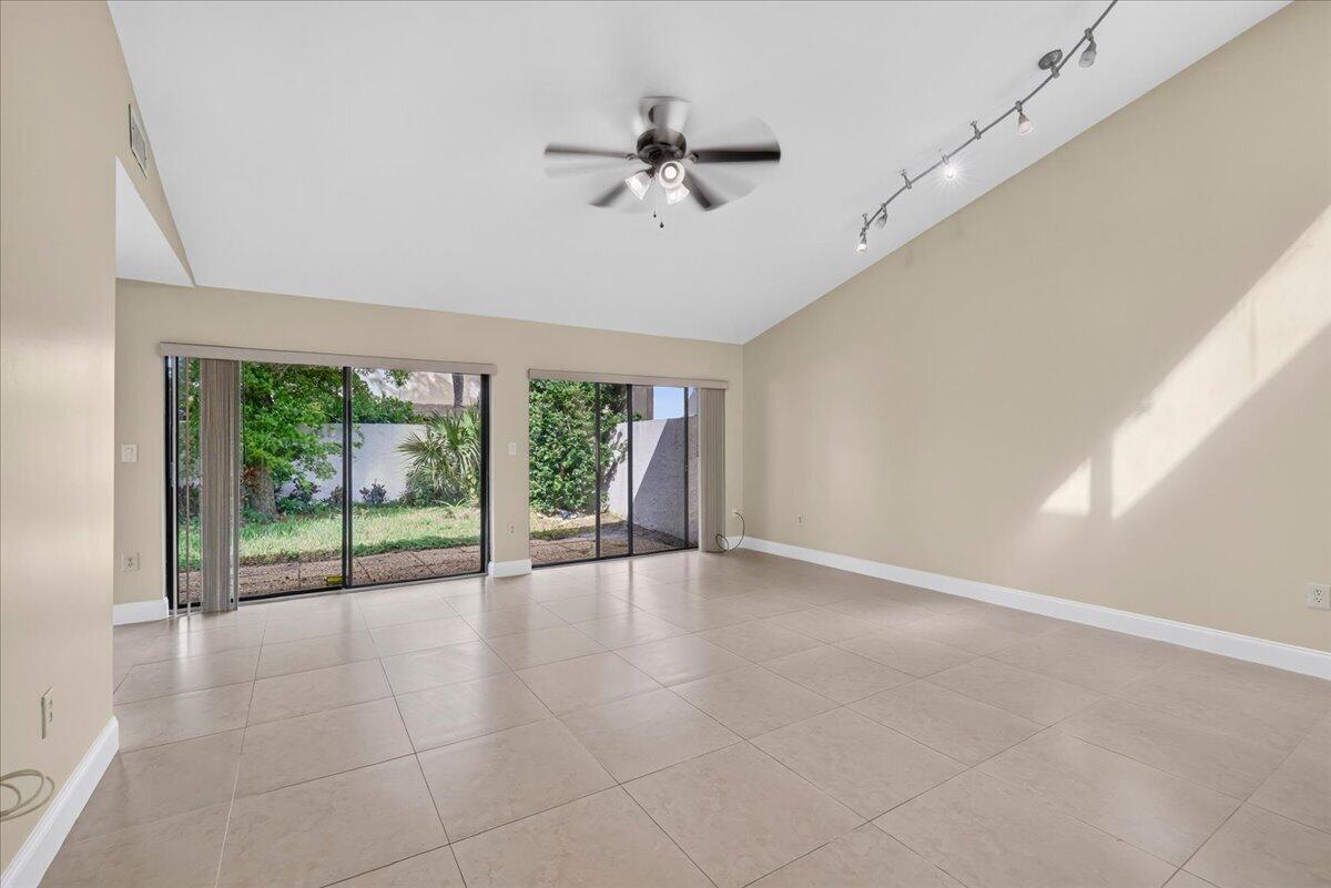 572 Sw 28th Avenue Property Photo 8