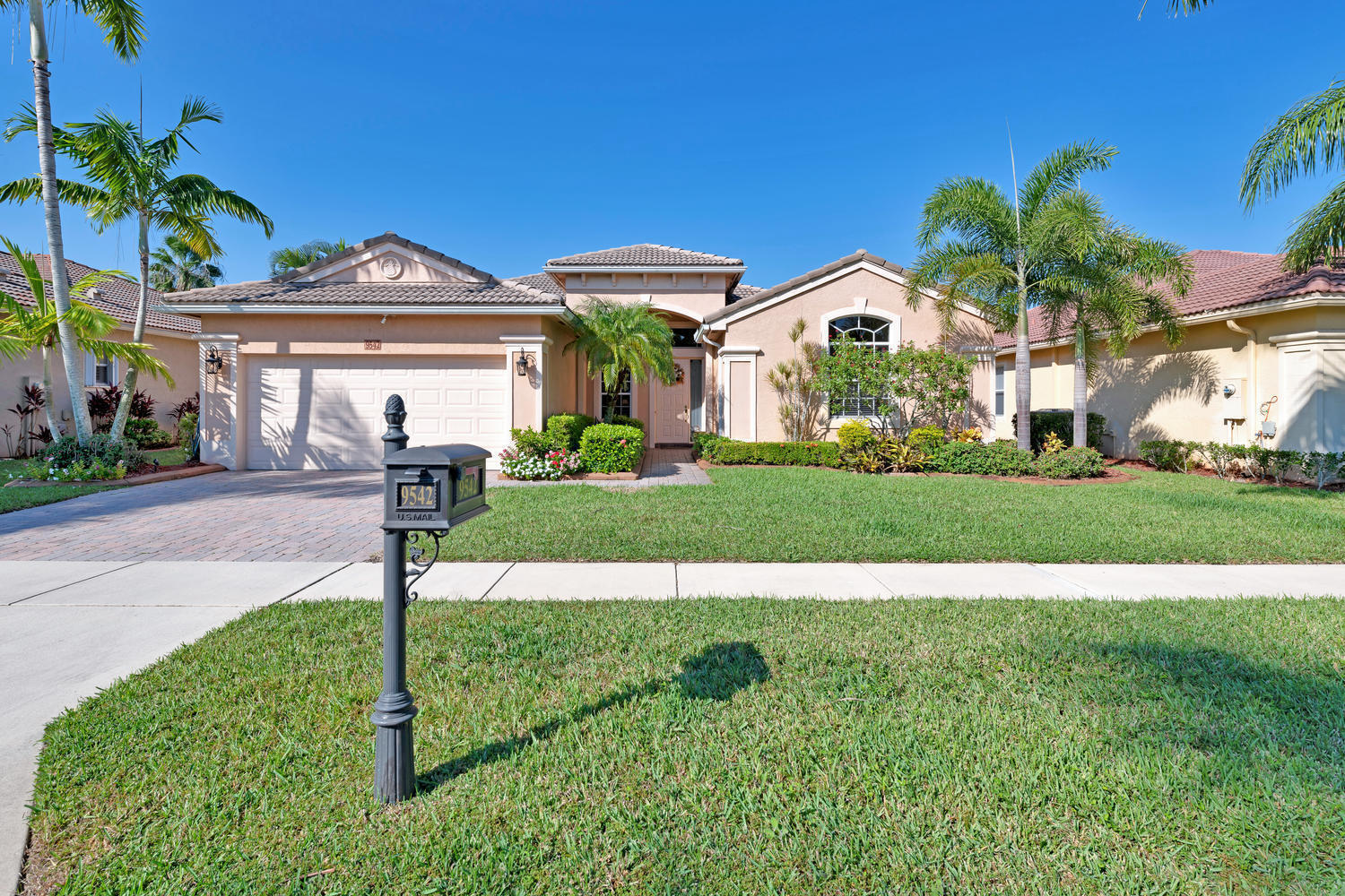 9542 Lantern Bay Circle Property Photo 2