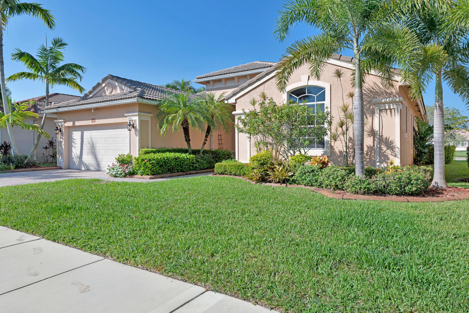 9542 Lantern Bay Circle Property Photo 3
