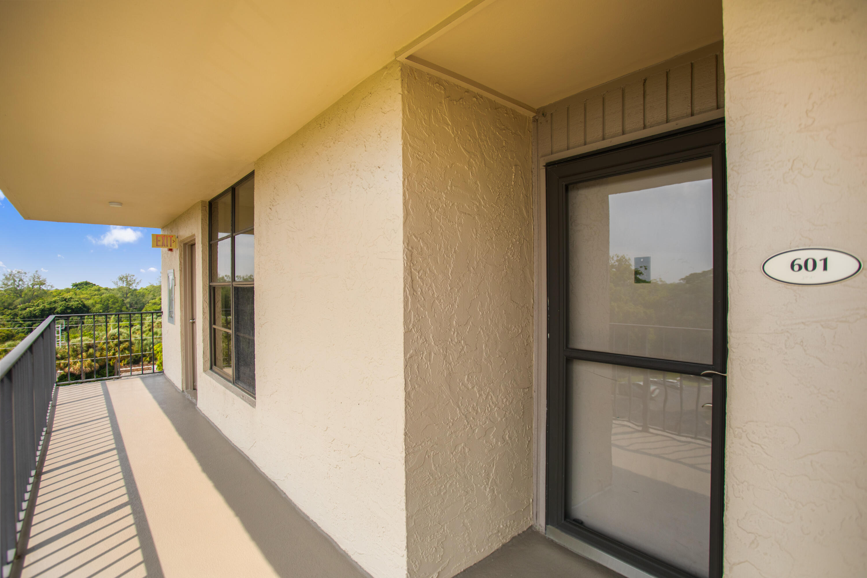 17 Royal Palm Way 6010 Property Photo 4