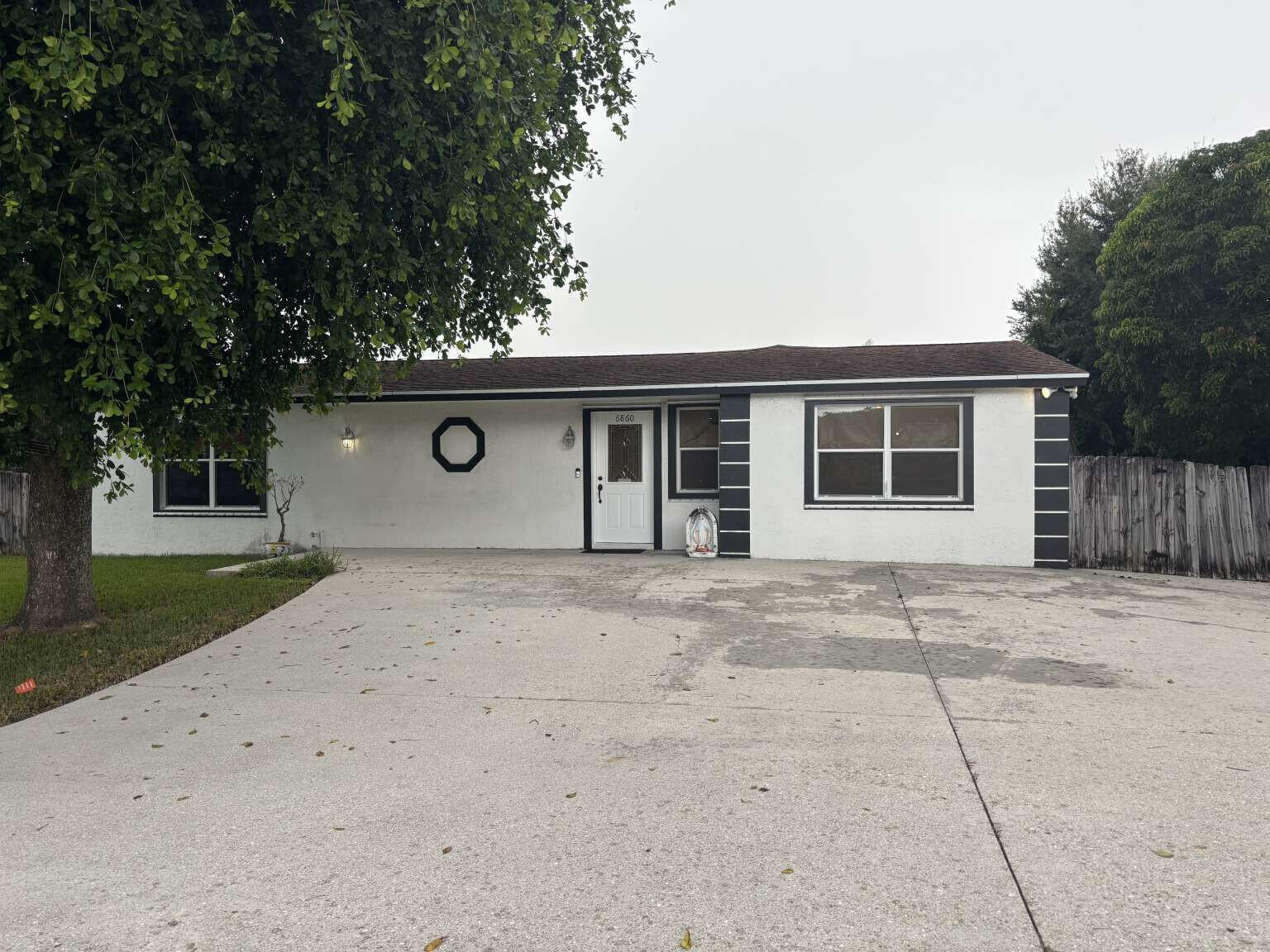 6860 Venetian Drive Property Photo 1