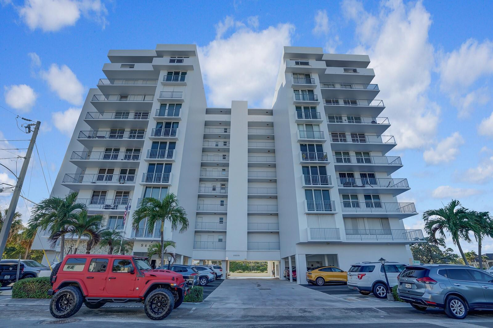 1609 N Riverside Drive Unit 304