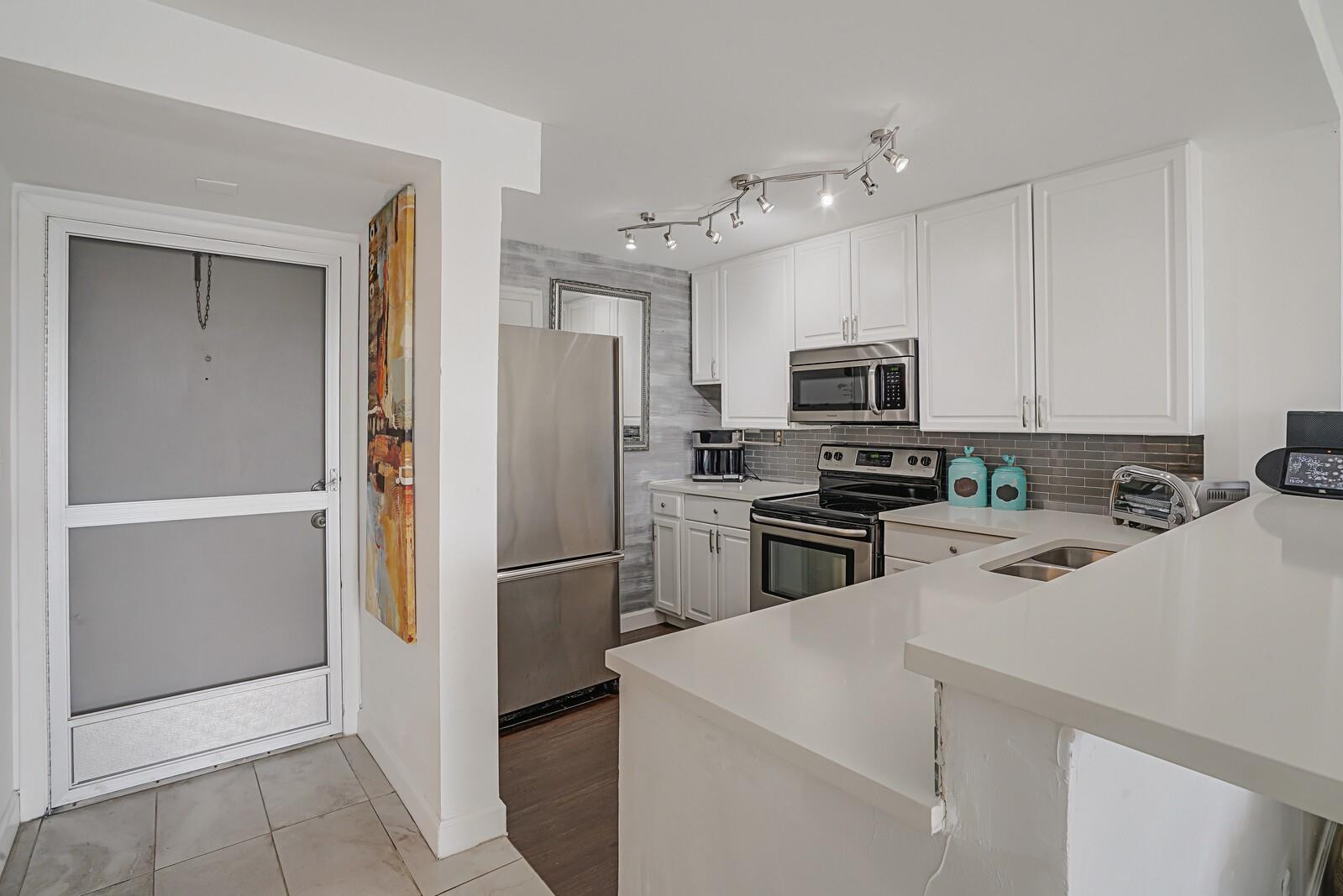 1609 N Riverside Drive Unit 304 Property Photo 3