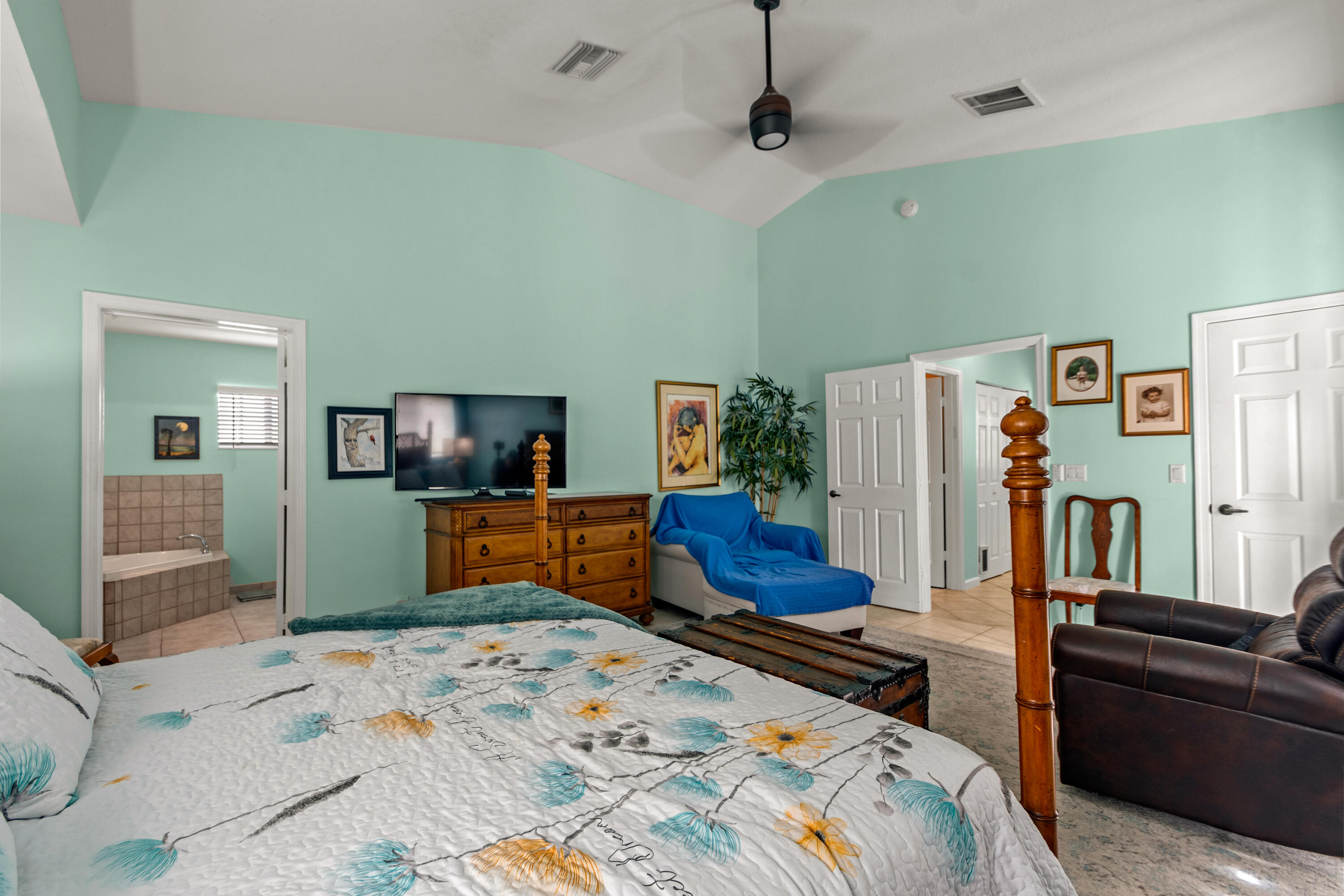 520 7th Square Property Photo 16