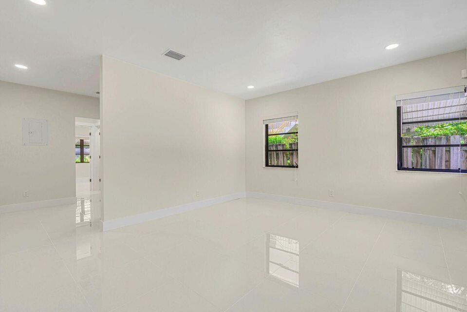 1615 S Federal Highway B Property Photo 4