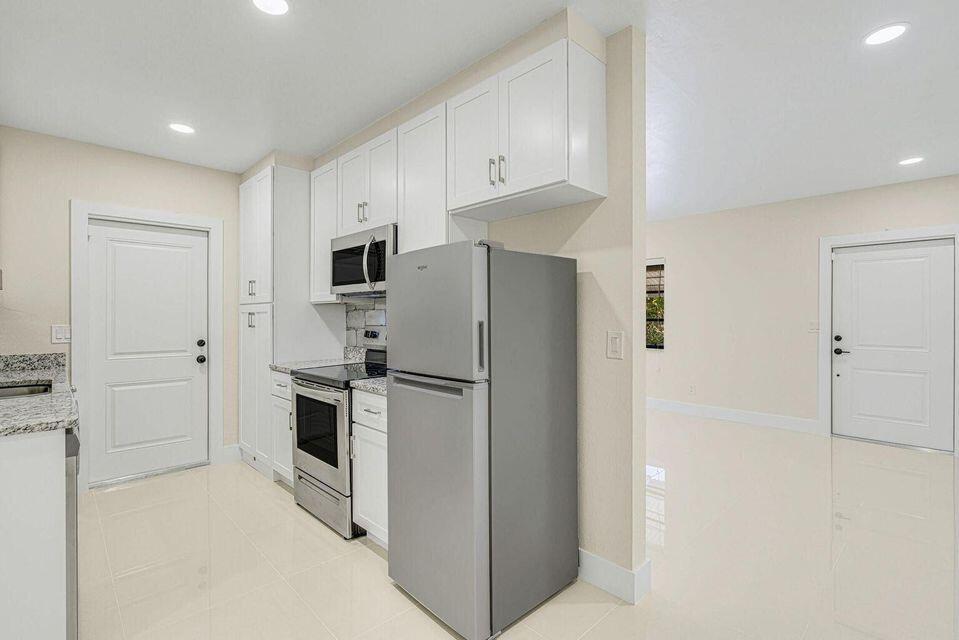 1615 S Federal Highway B Property Photo 7