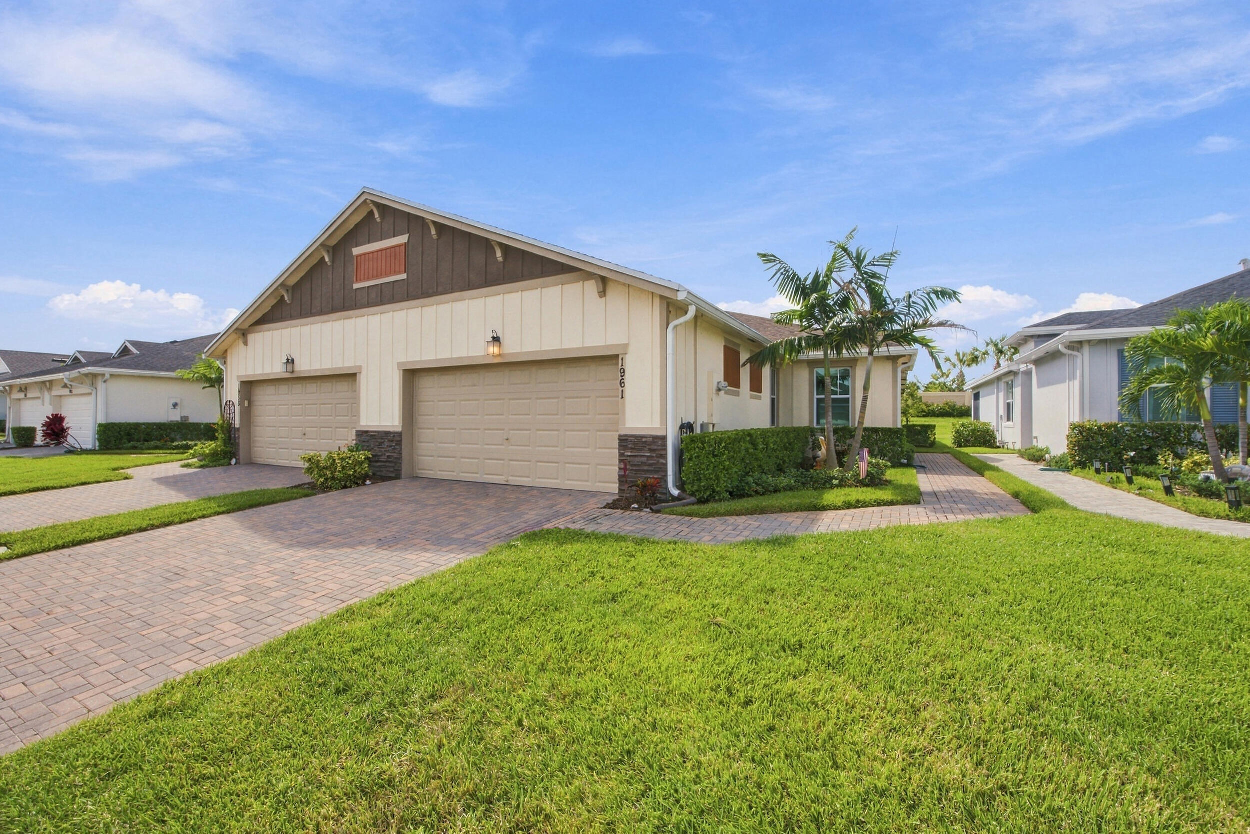 1961 Se Crosswood Way Property Photo 3