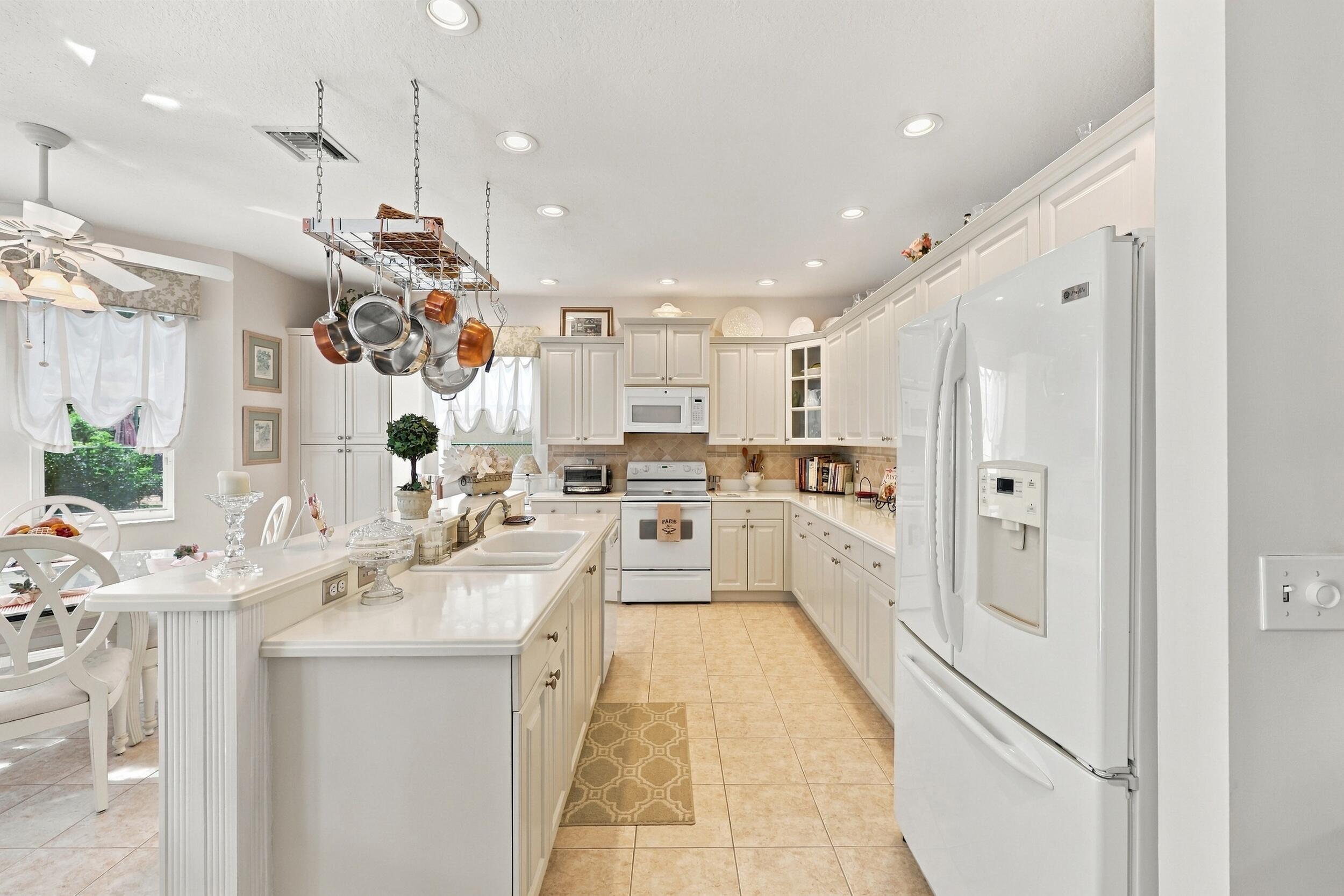 6346 Stonehurst Circle Property Photo 4