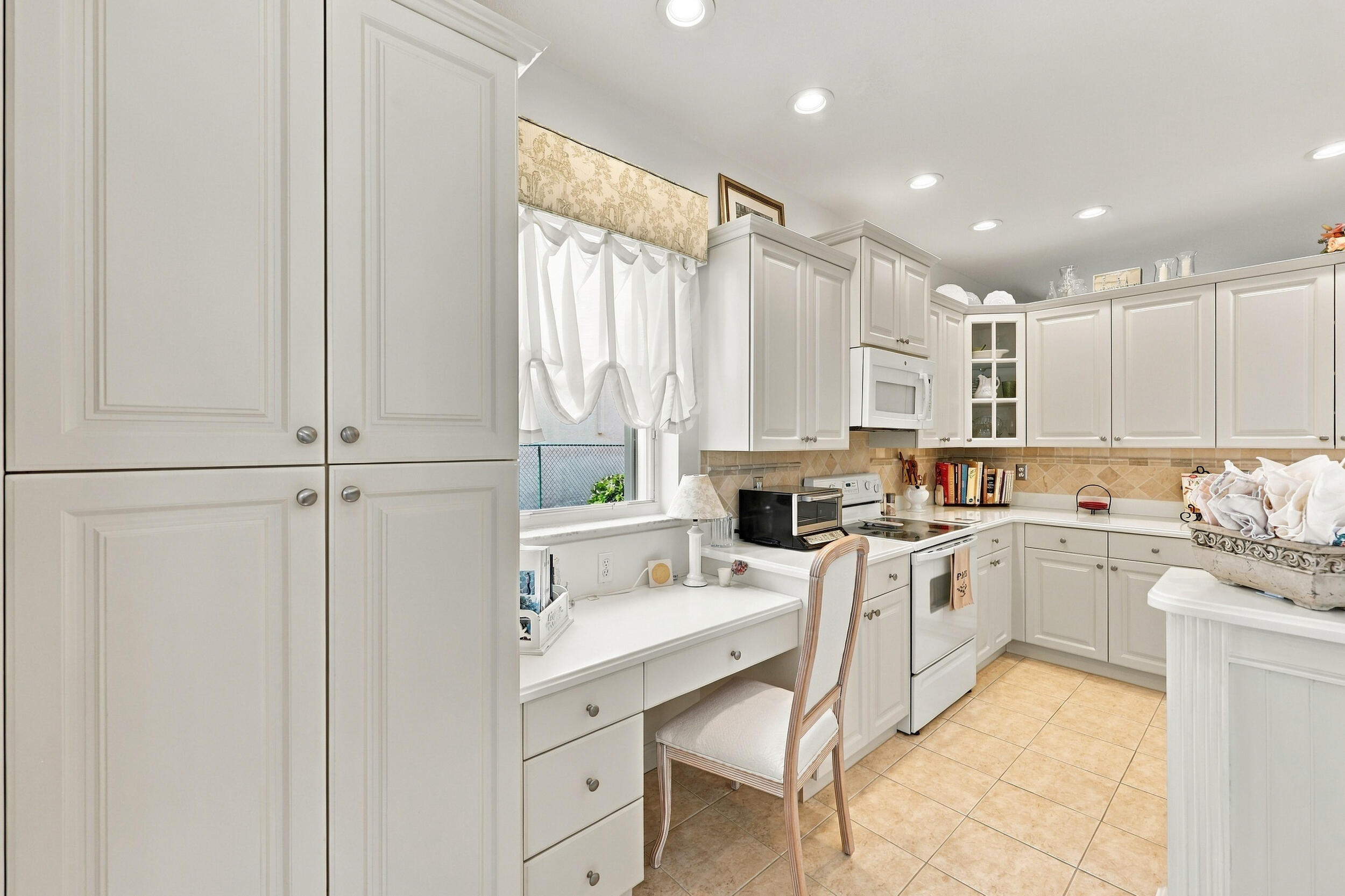 6346 Stonehurst Circle Property Photo 6