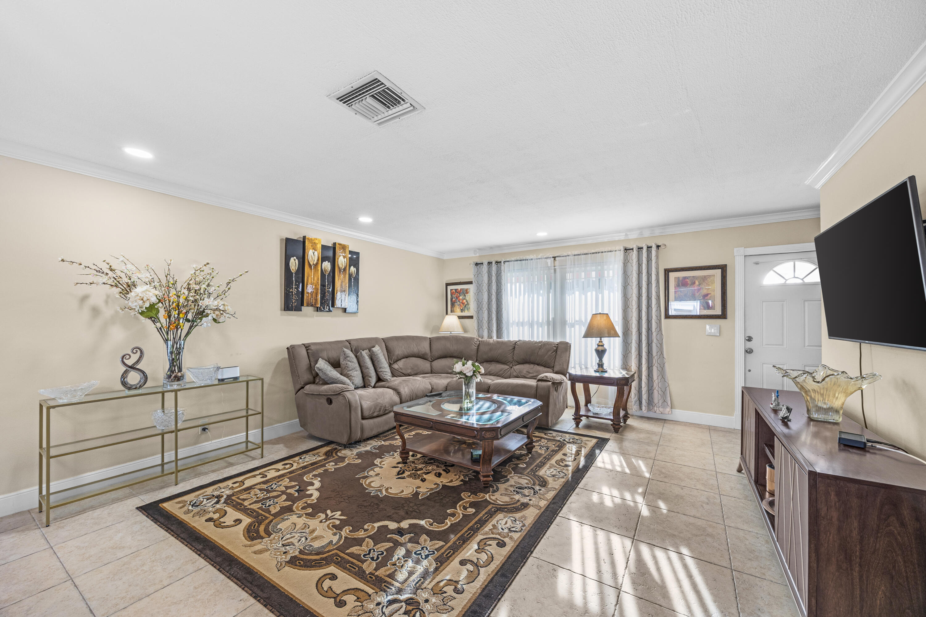 108 Leisureville Boulevard Property Photo 8