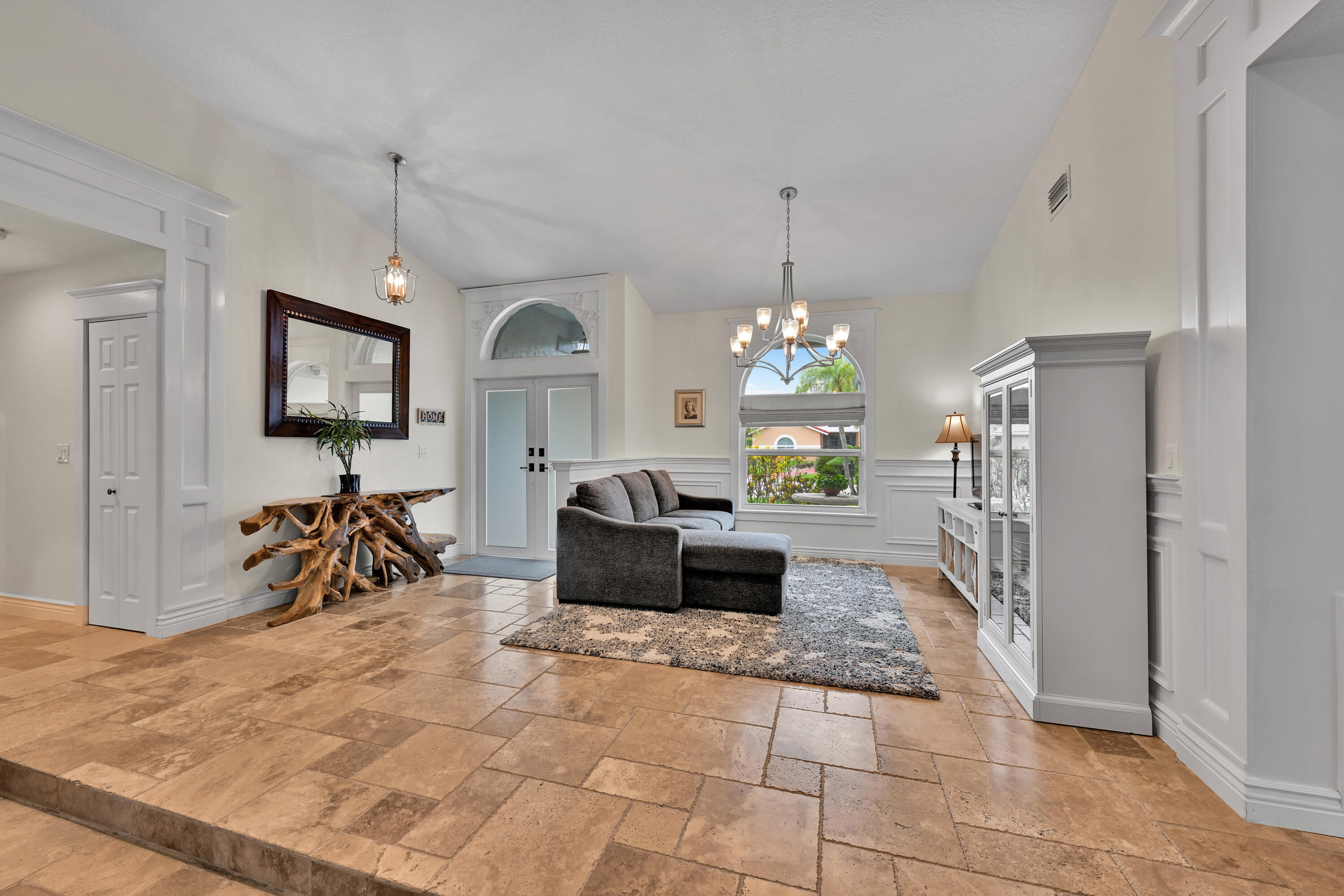 2100 Oakmont Terrace Property Photo 4