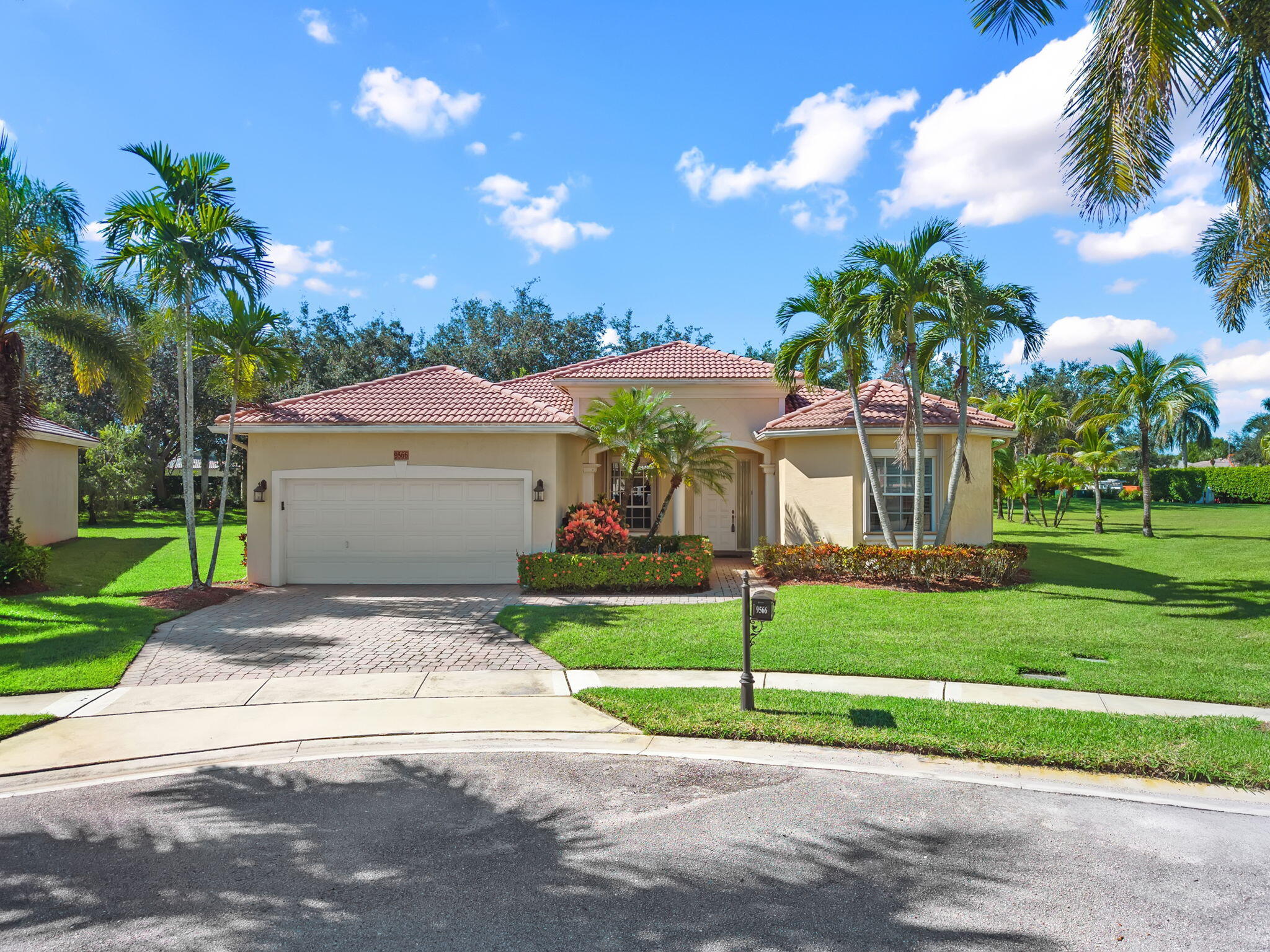 9566 LANTERN BAY Circle Property Photo 1