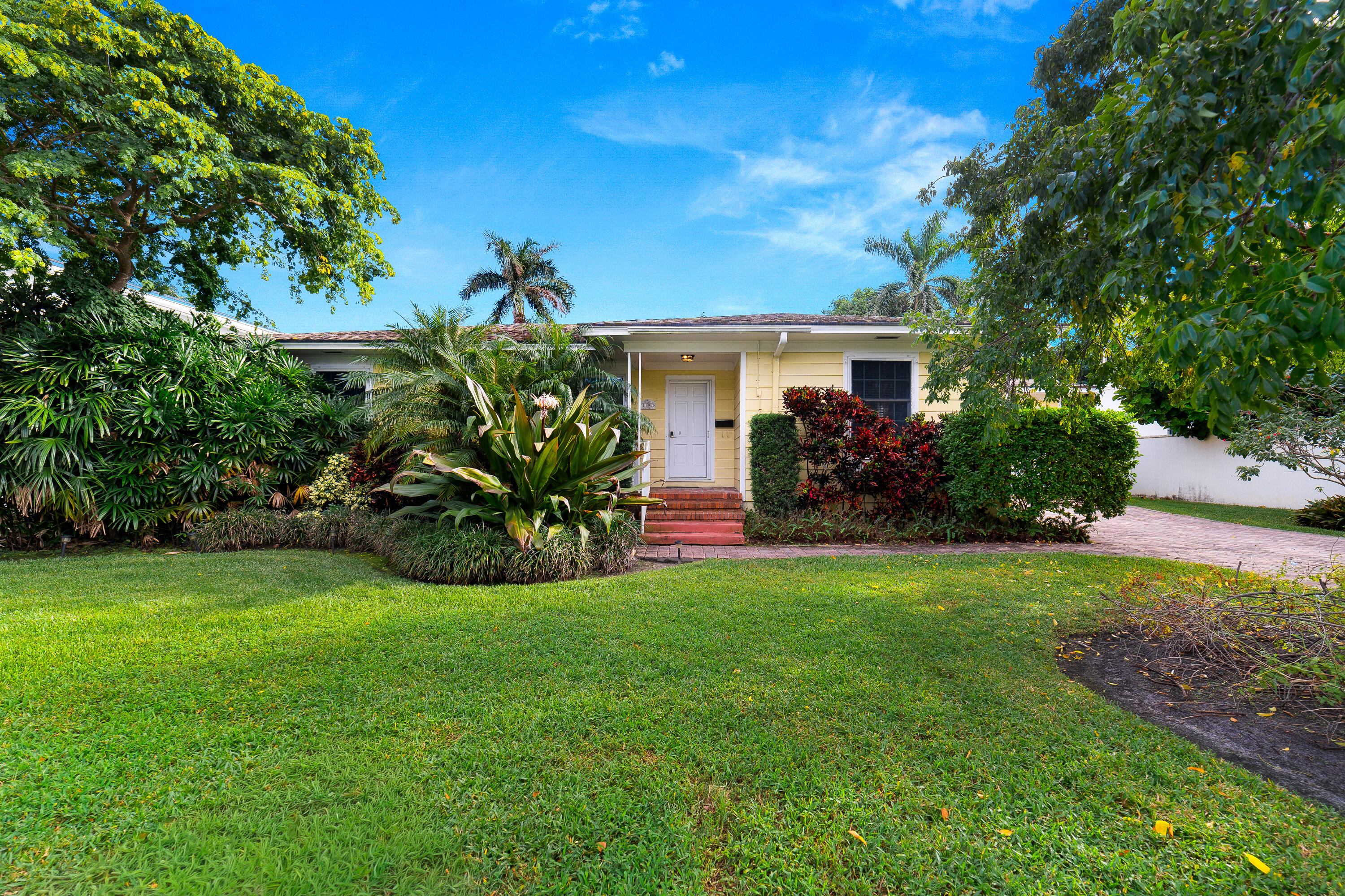 1102 Seaspray Avenue Property Photo 1