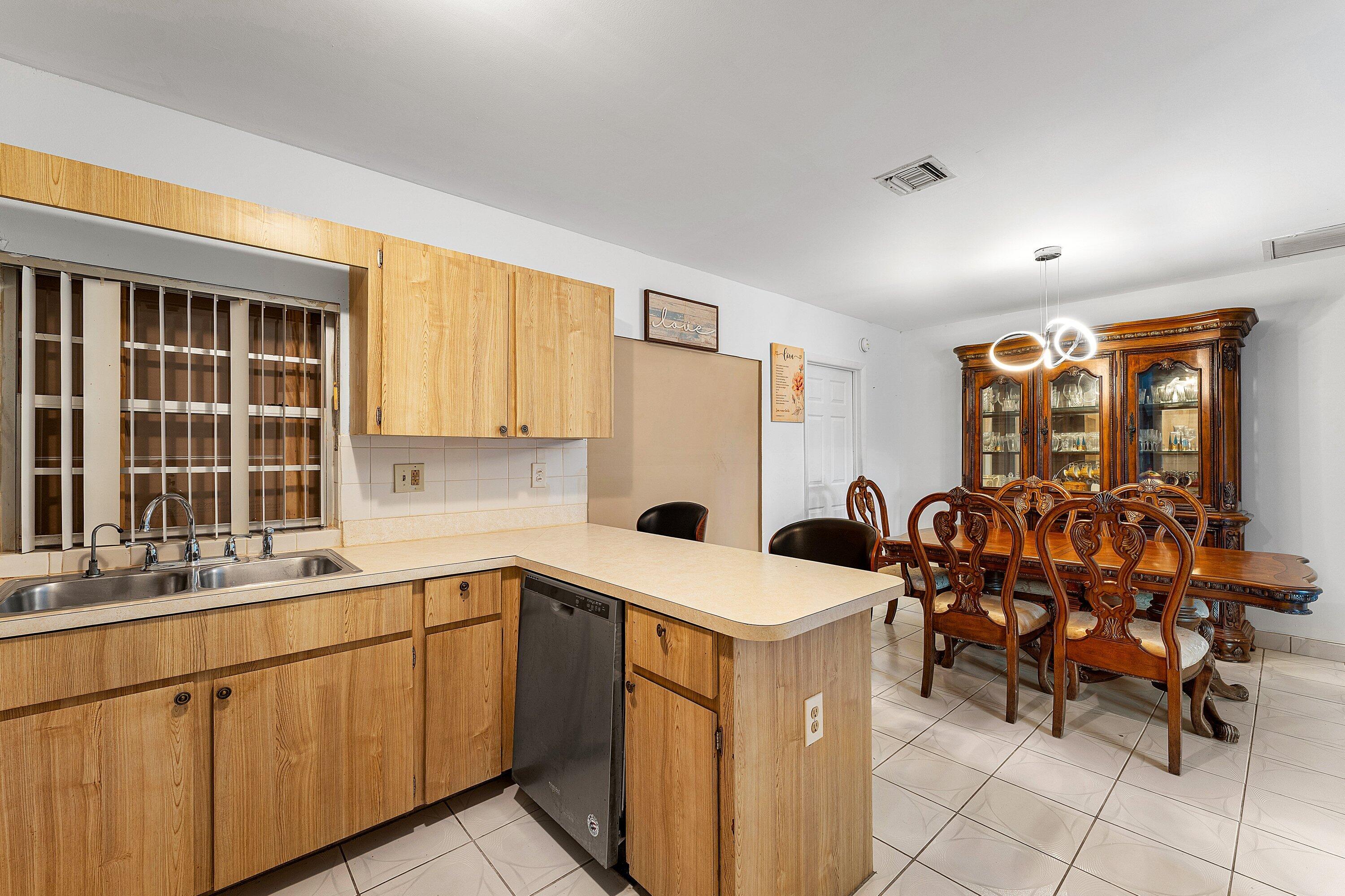 2861 Ne 5th Court Property Photo 4