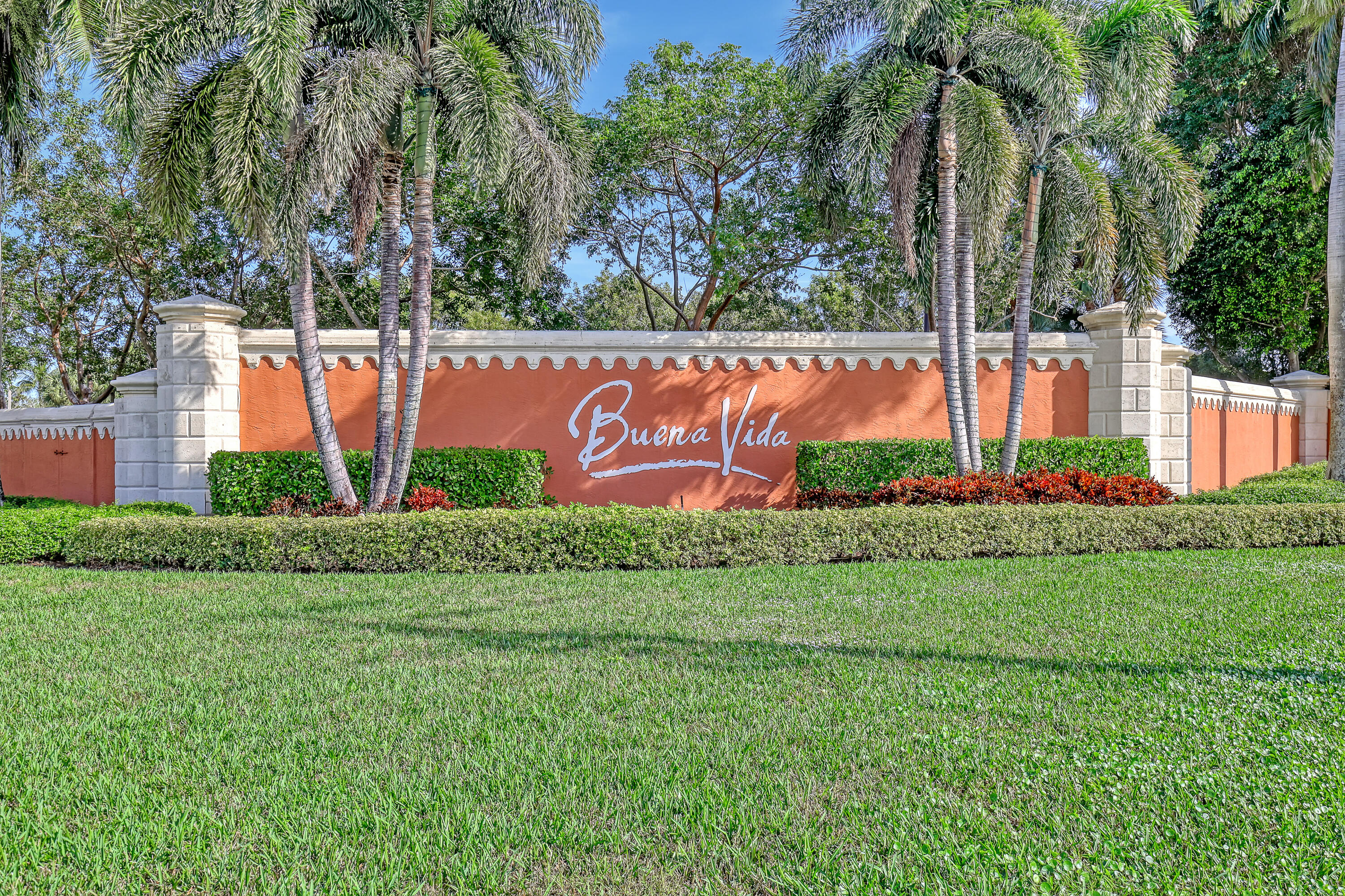 8933 Via Brilliante Property Photo 2