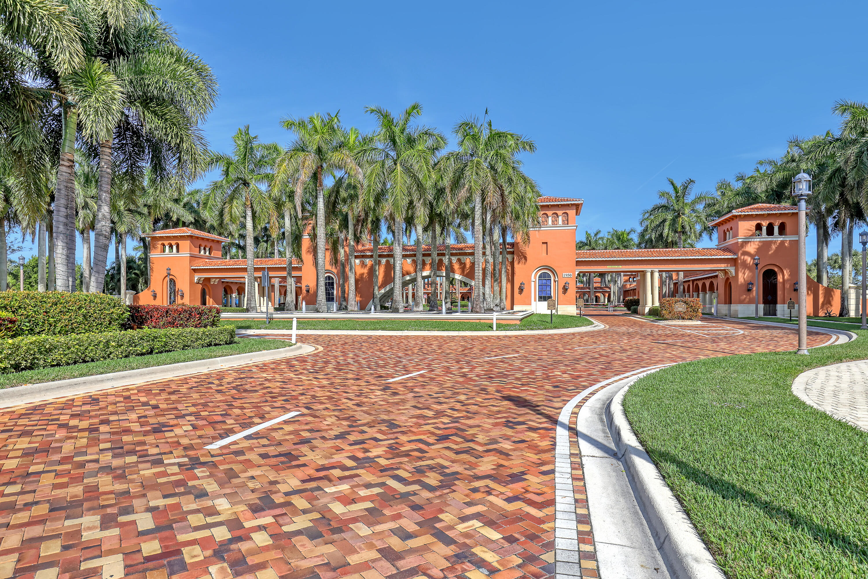 8933 Via Brilliante Property Photo 3