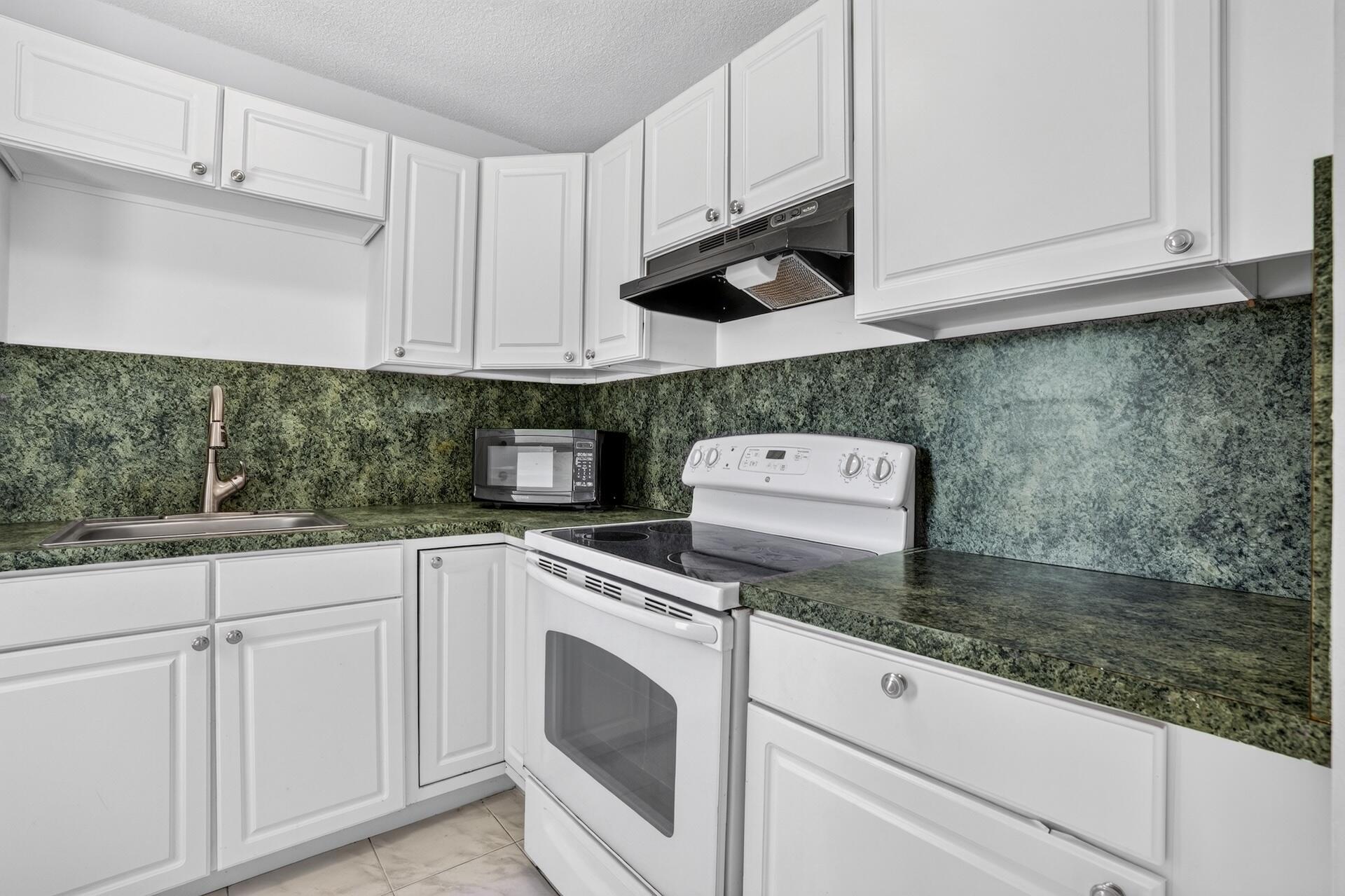 2555 Ne 11th Street 404 Property Photo 4