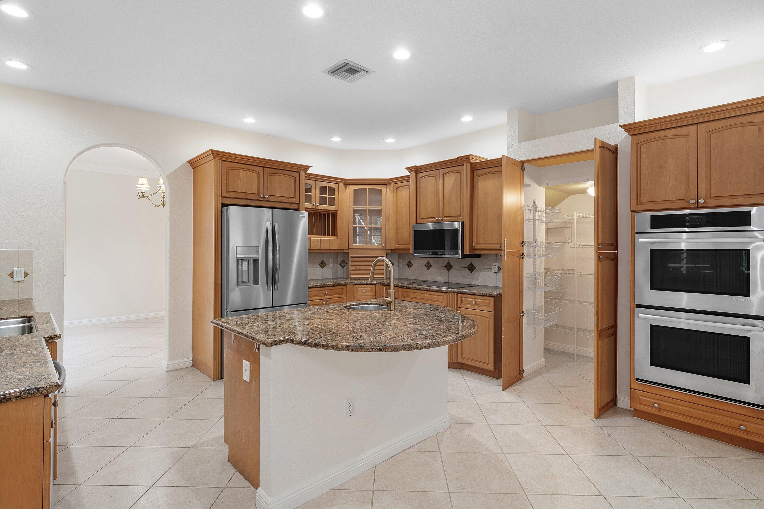 6395 Stonehurst Circle Property Photo 11