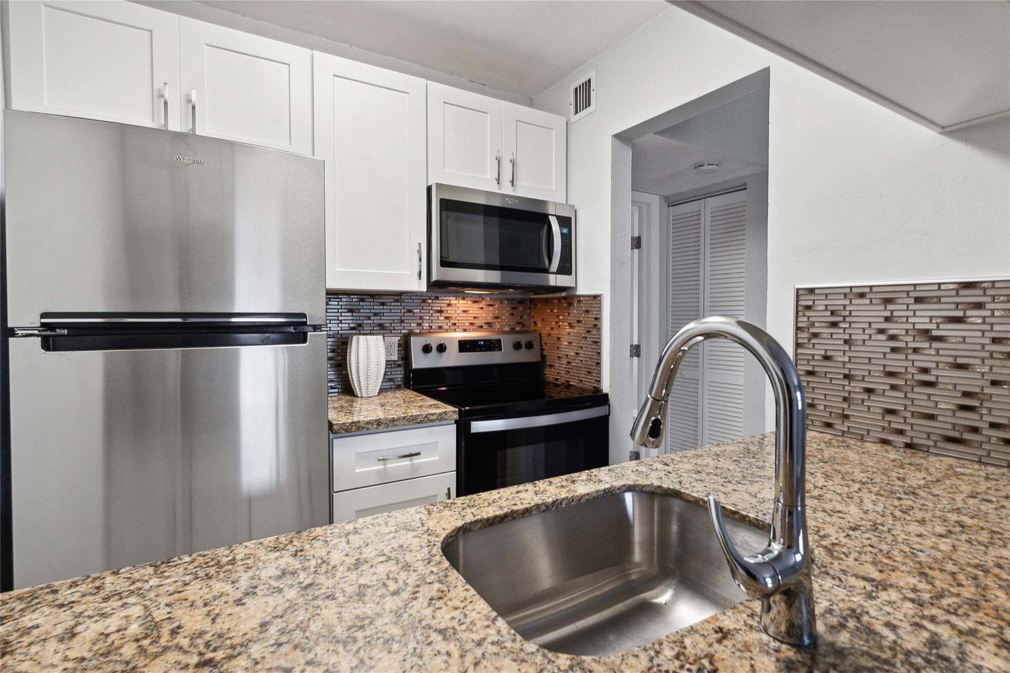 1470 N DIXIE Highway 19 Property Photo 1