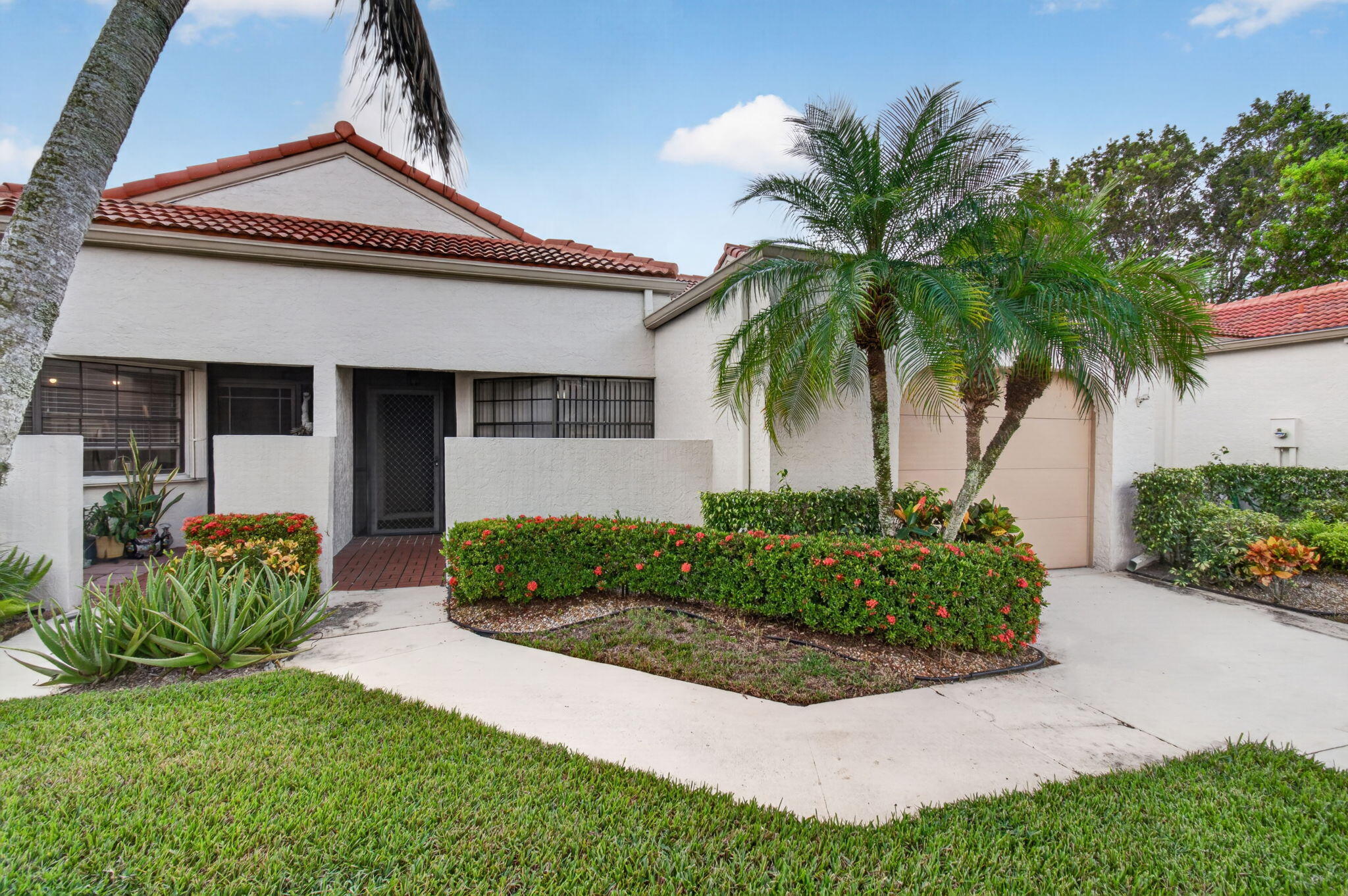 5887 Parkwalk Circle W Property Photo 2