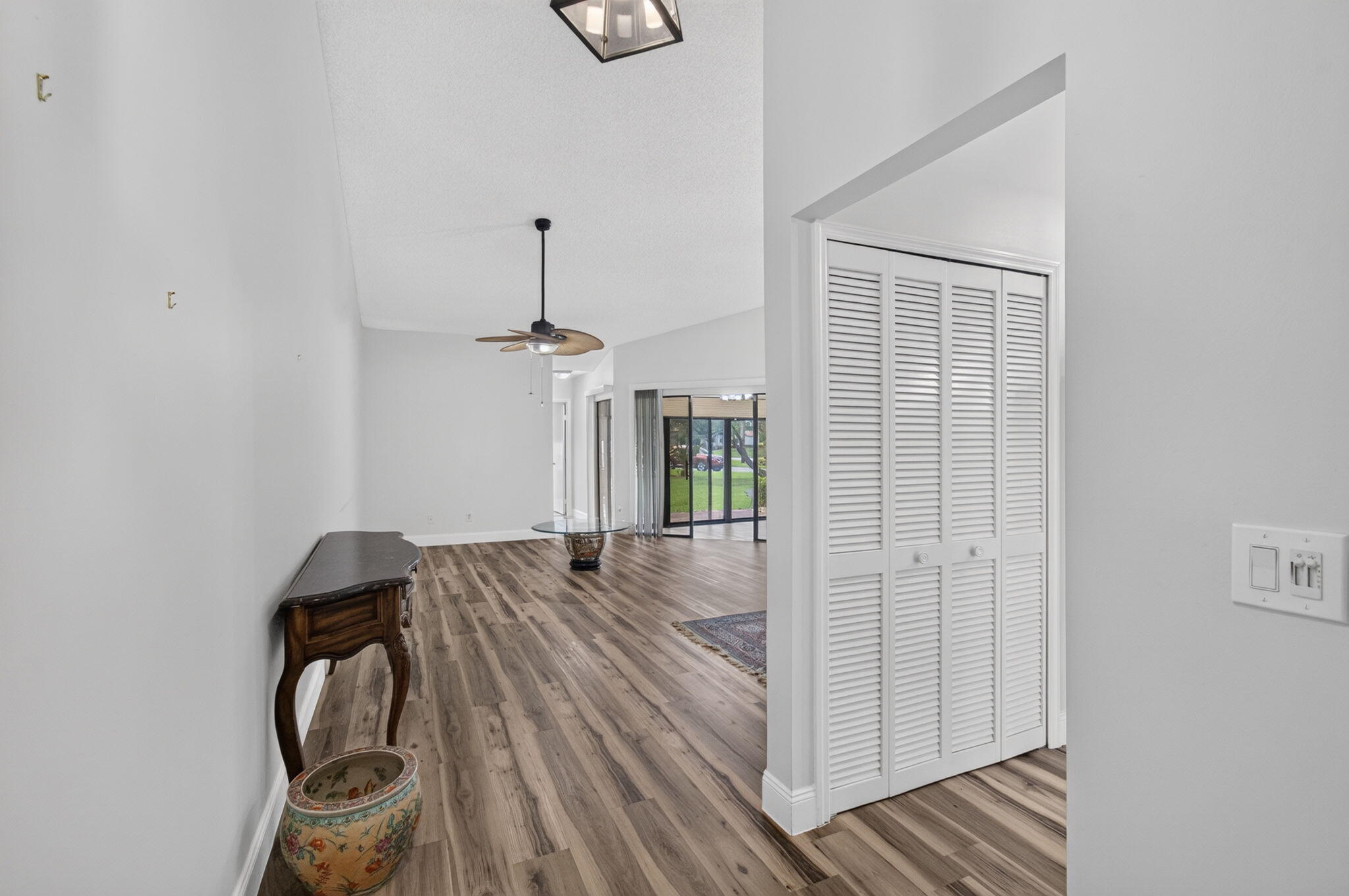 5887 Parkwalk Circle W Property Photo 4