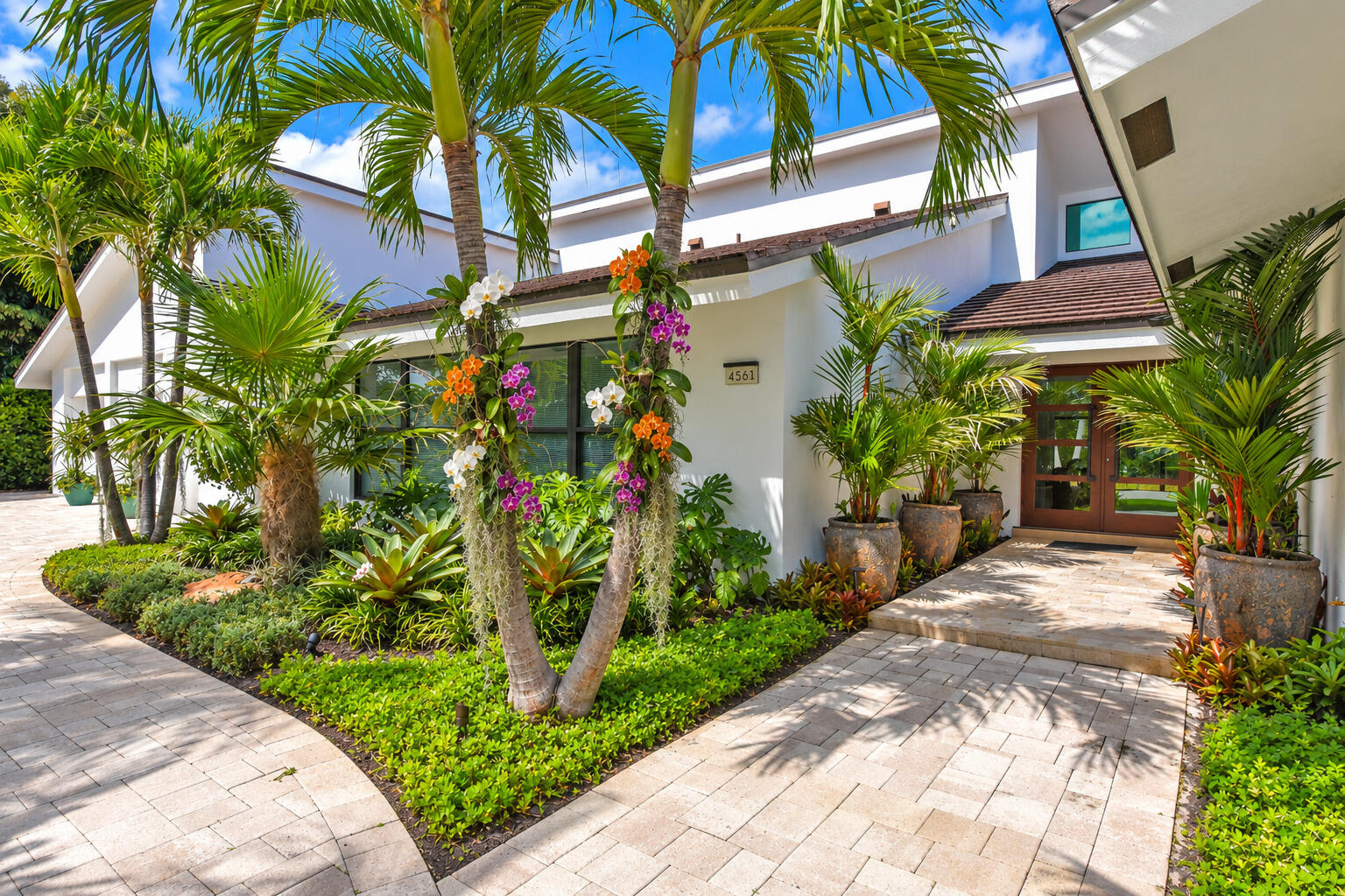 4561 Oak Tree Court Property Photo 3
