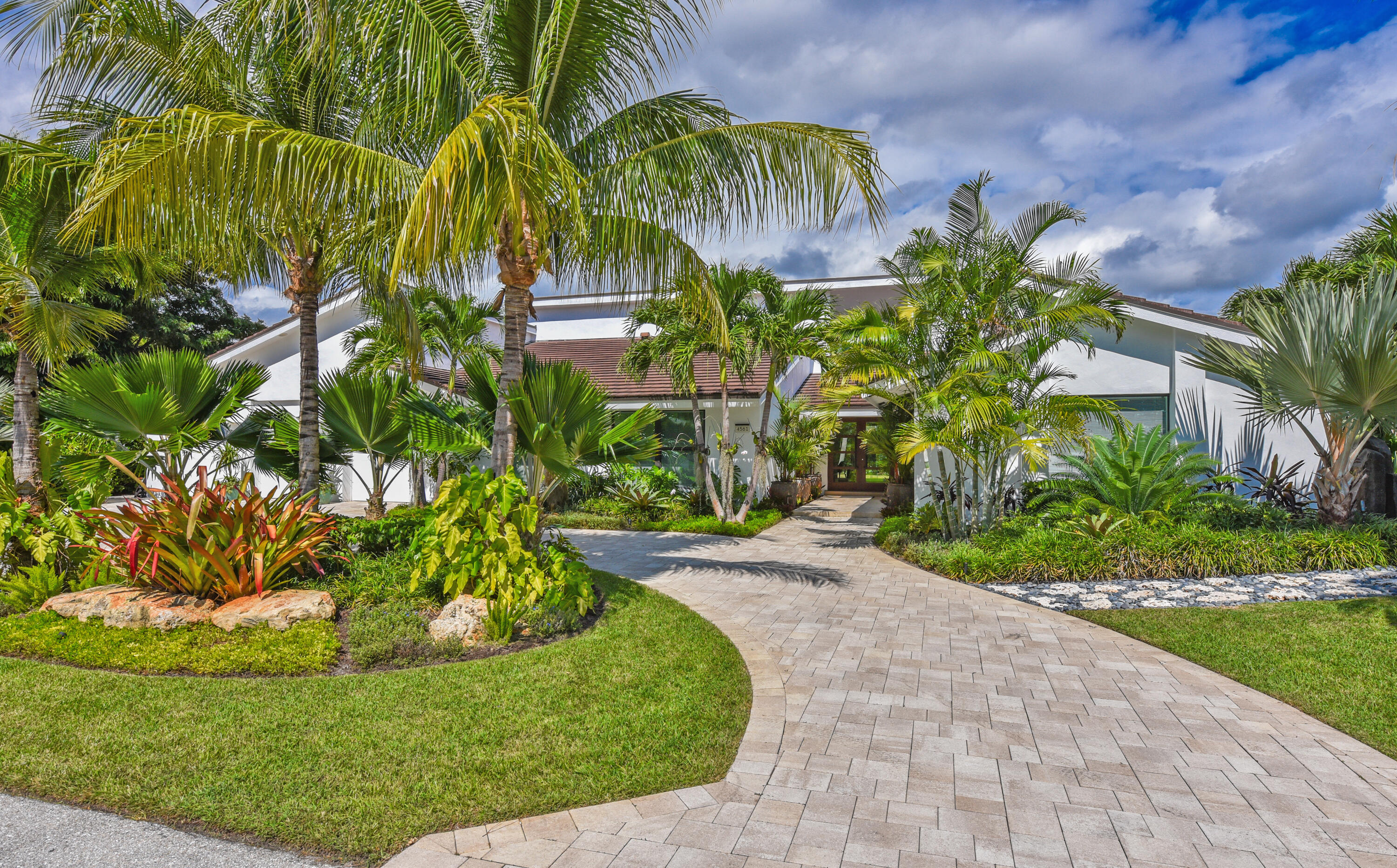 4561 Oak Tree Court Property Photo 4