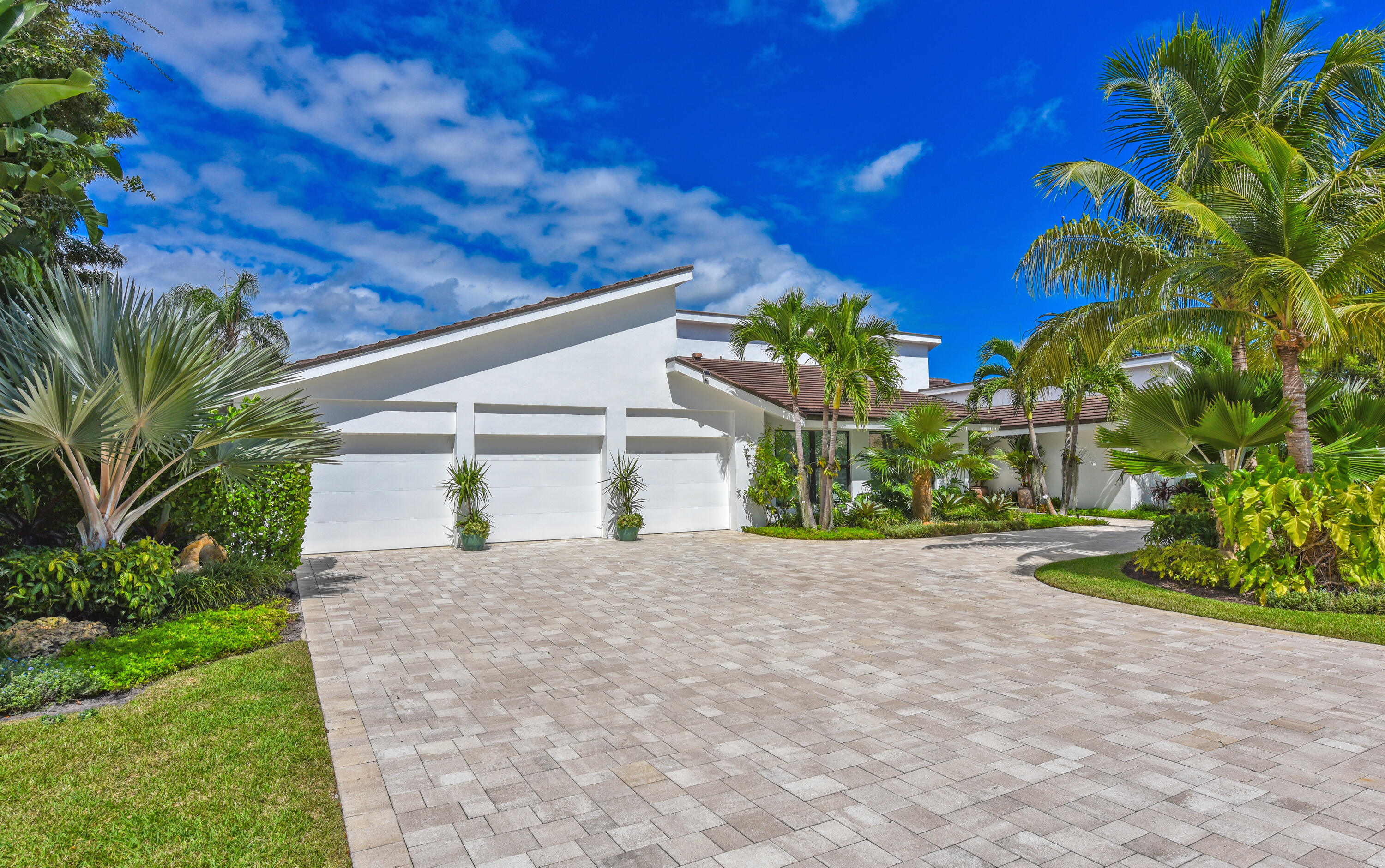 4561 Oak Tree Court Property Photo 6