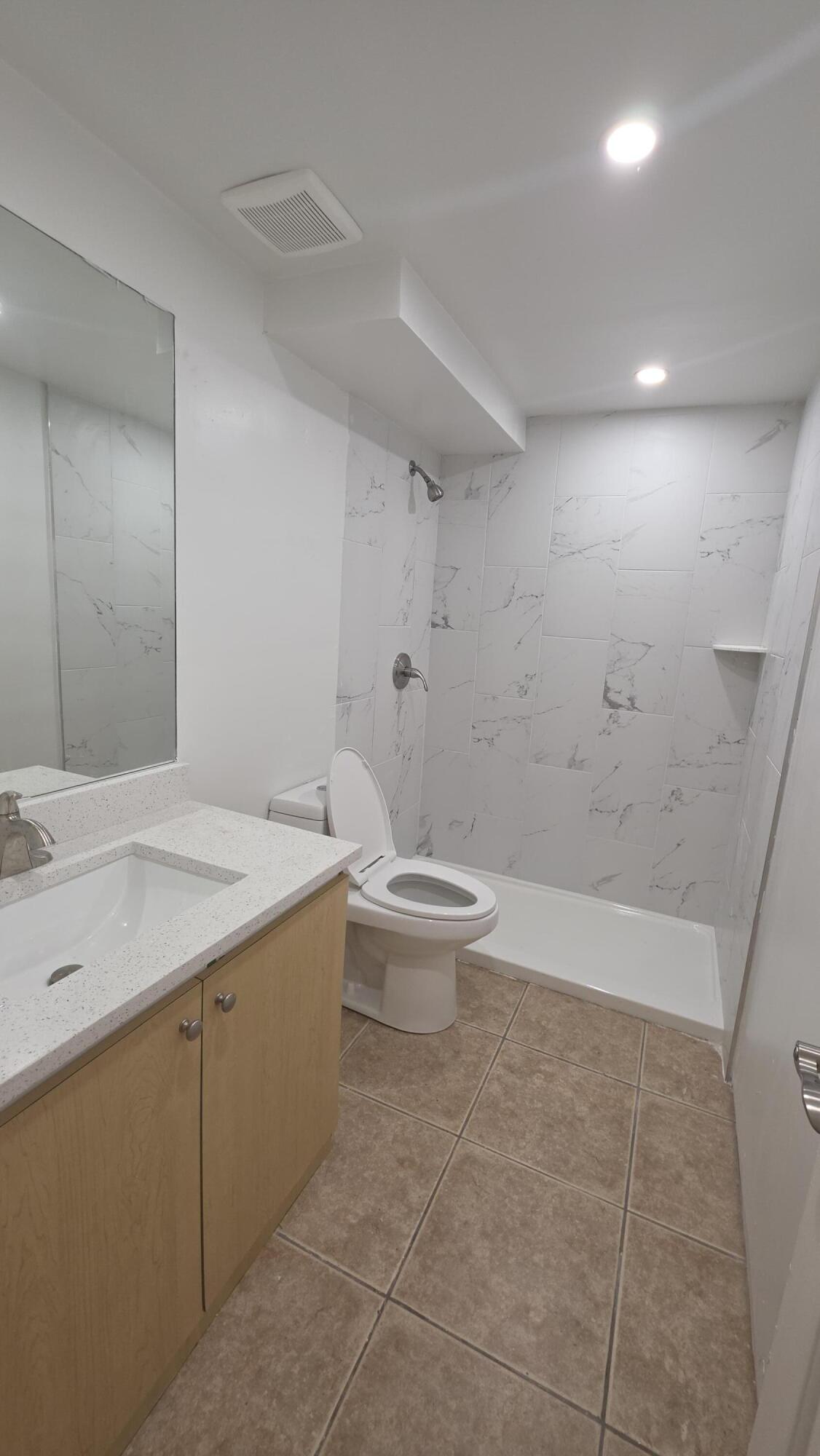 2421 N 40th Avenue 102 Property Photo 8