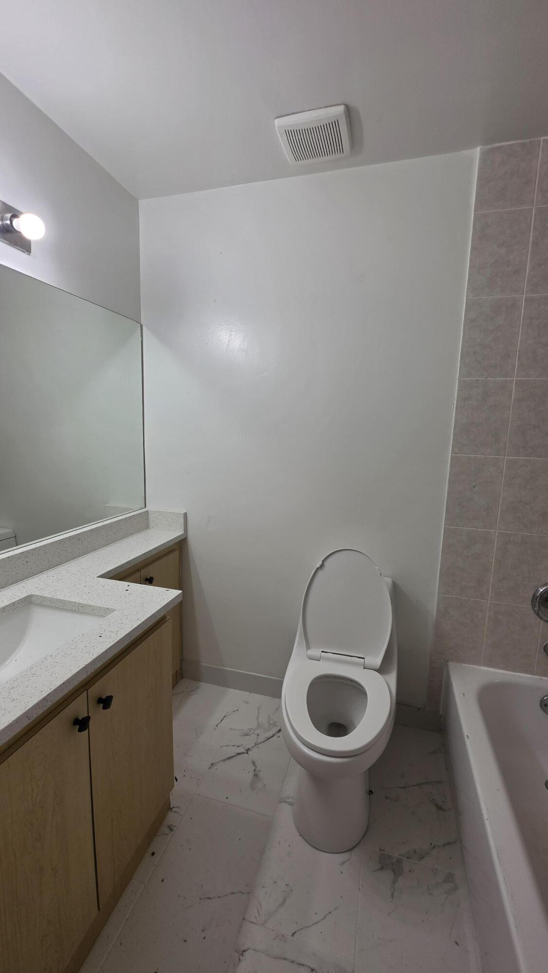 2421 N 40th Avenue 102 Property Photo 14