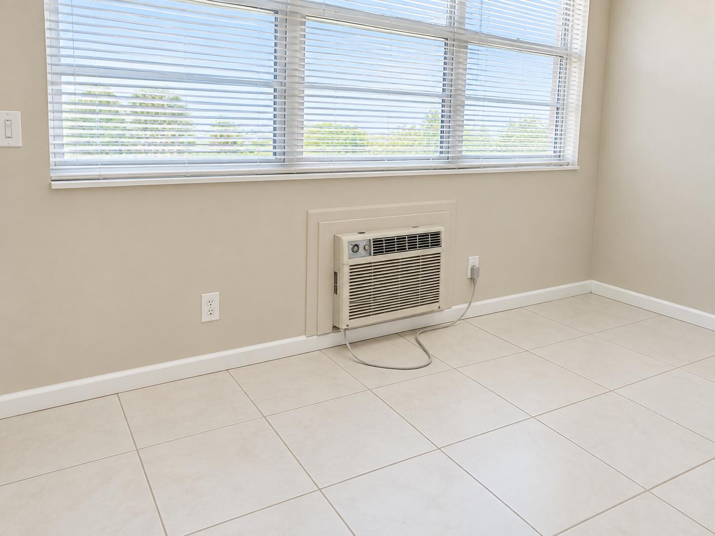 198 Markham J Property Photo 6