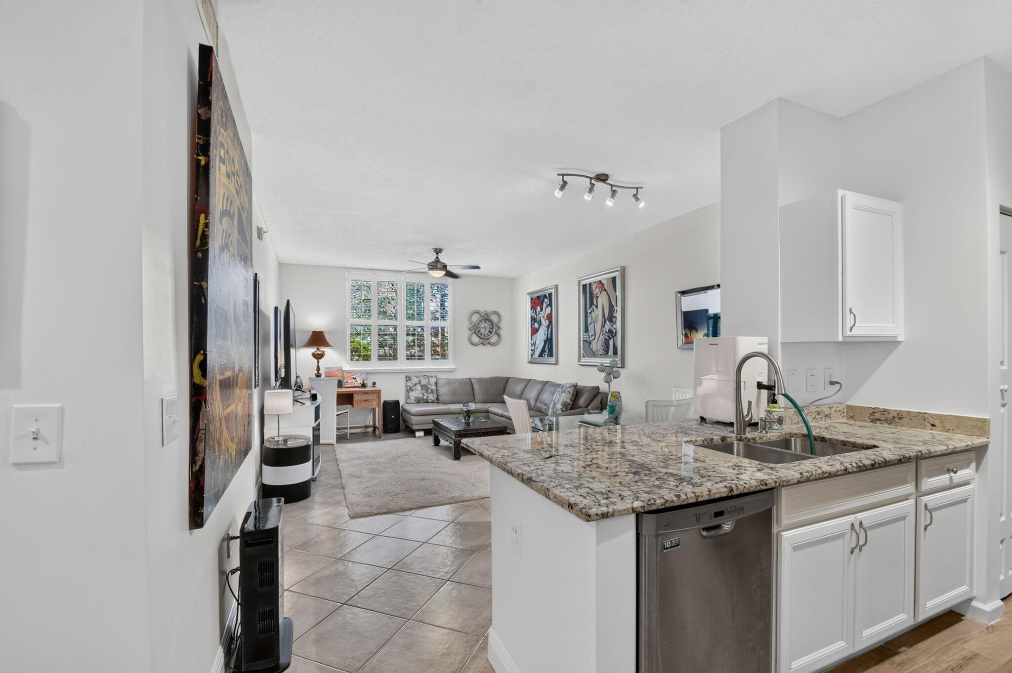 720 S SAPODILLA Avenue 101 Property Photo 1