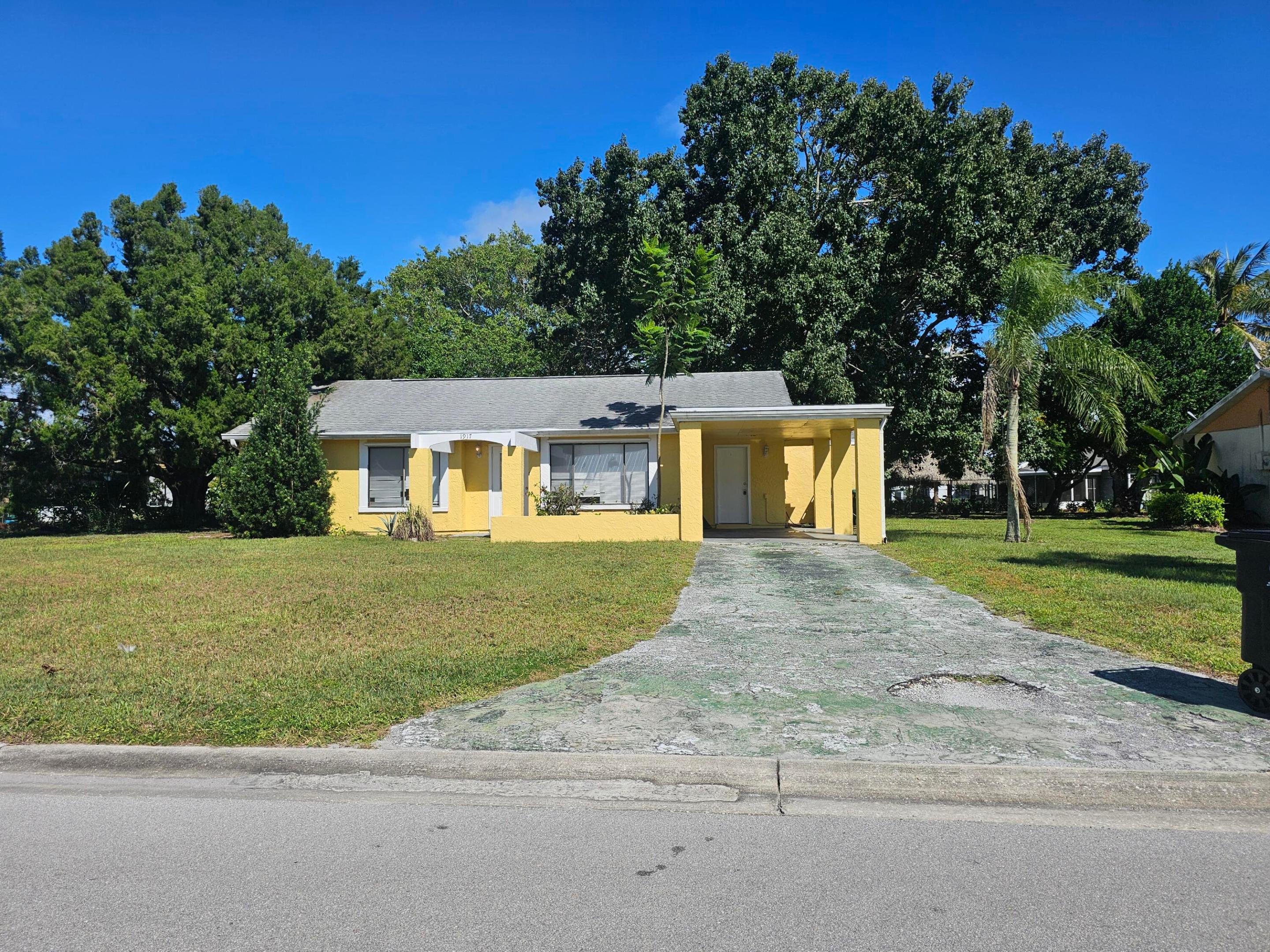 1917 SE BURGUNDY Lane Property Photo 1
