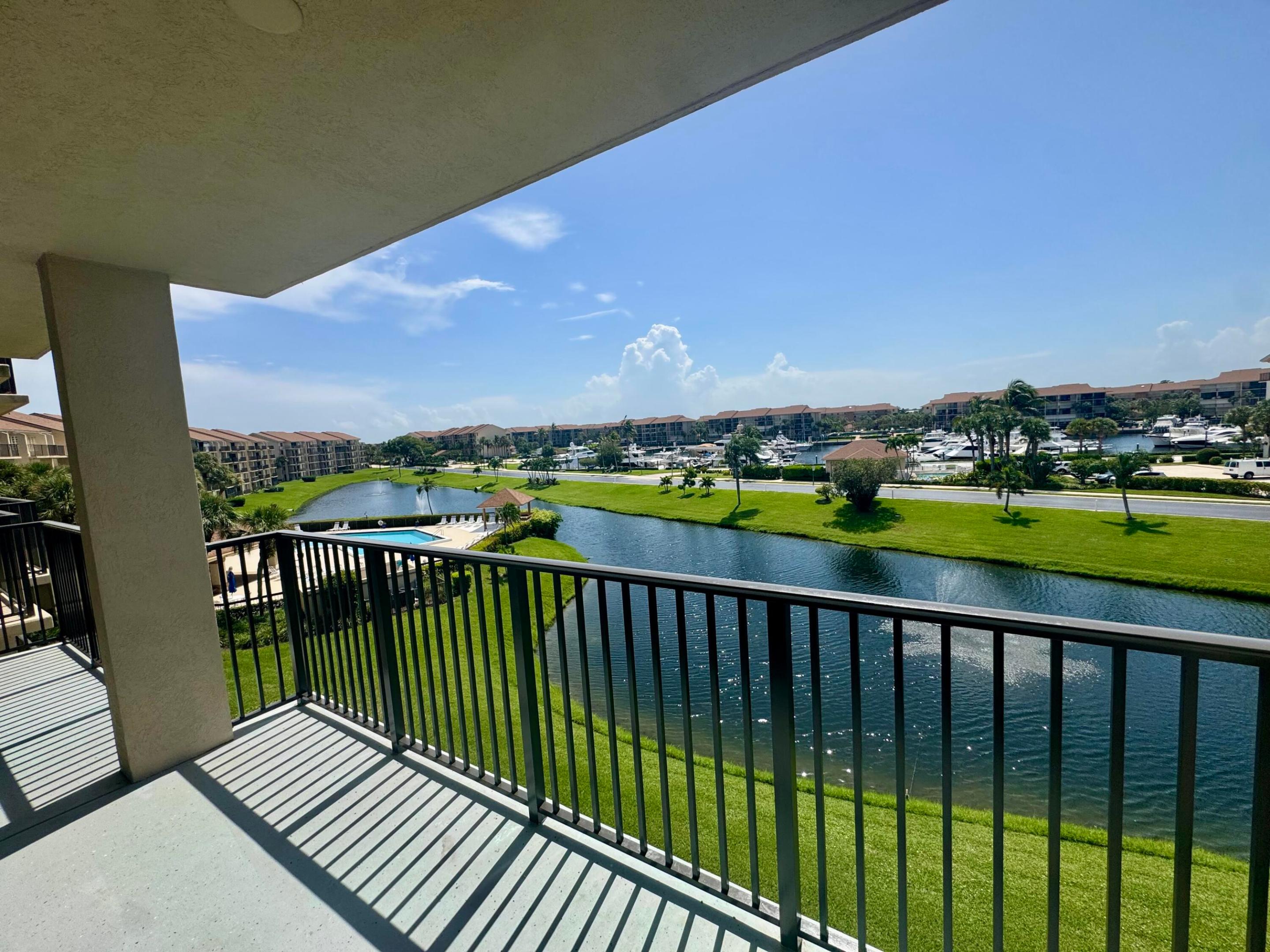 601 Seafarer Circle 405 Property Photo 25