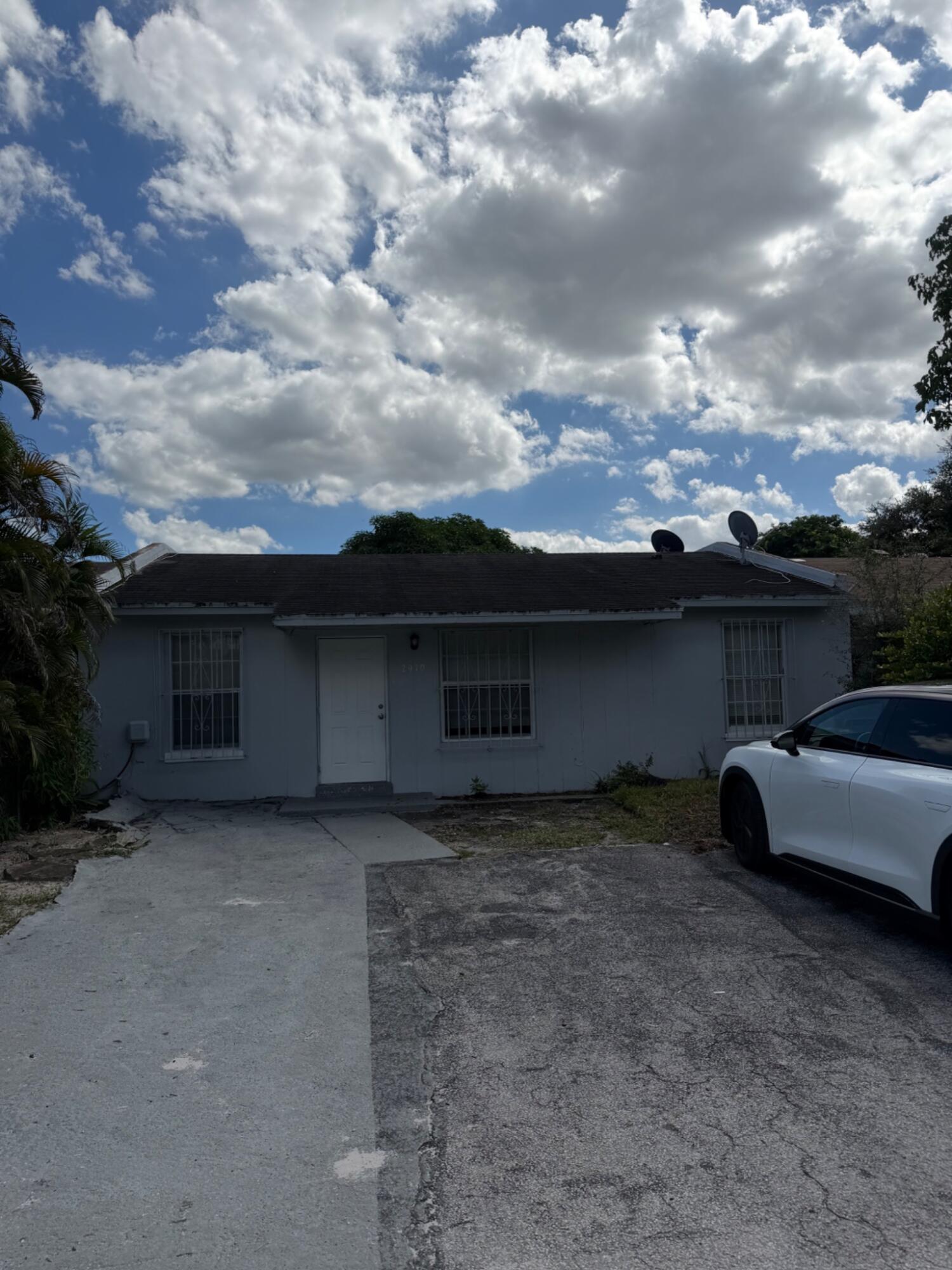 2910 Nw 195th Street Property Photo 2