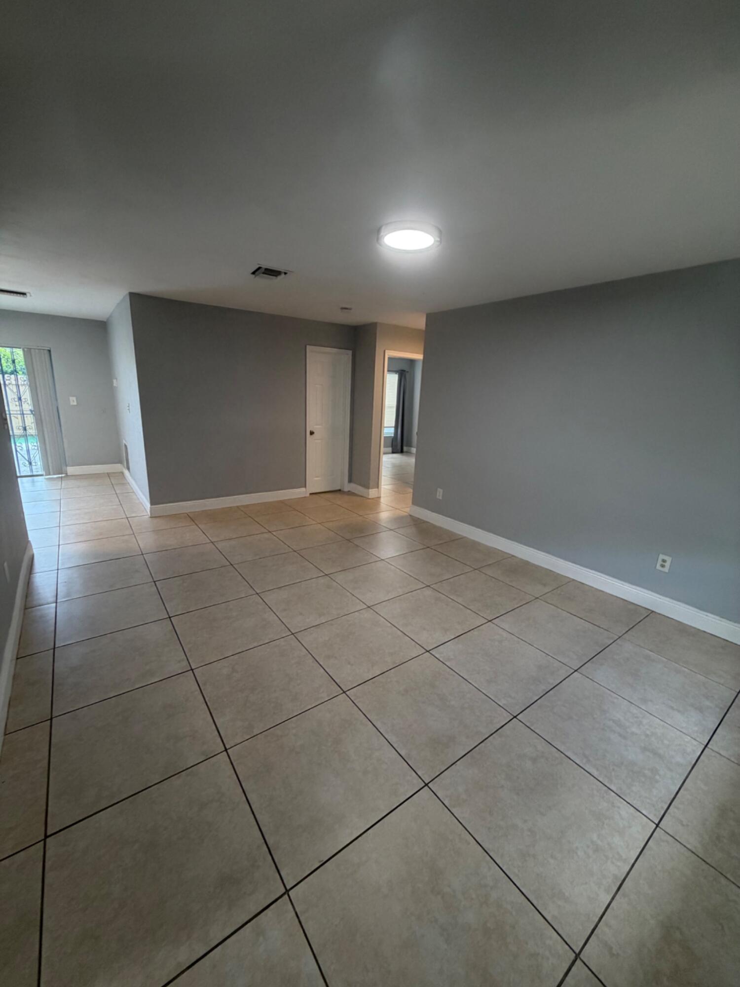 2910 Nw 195th Street Property Photo 4