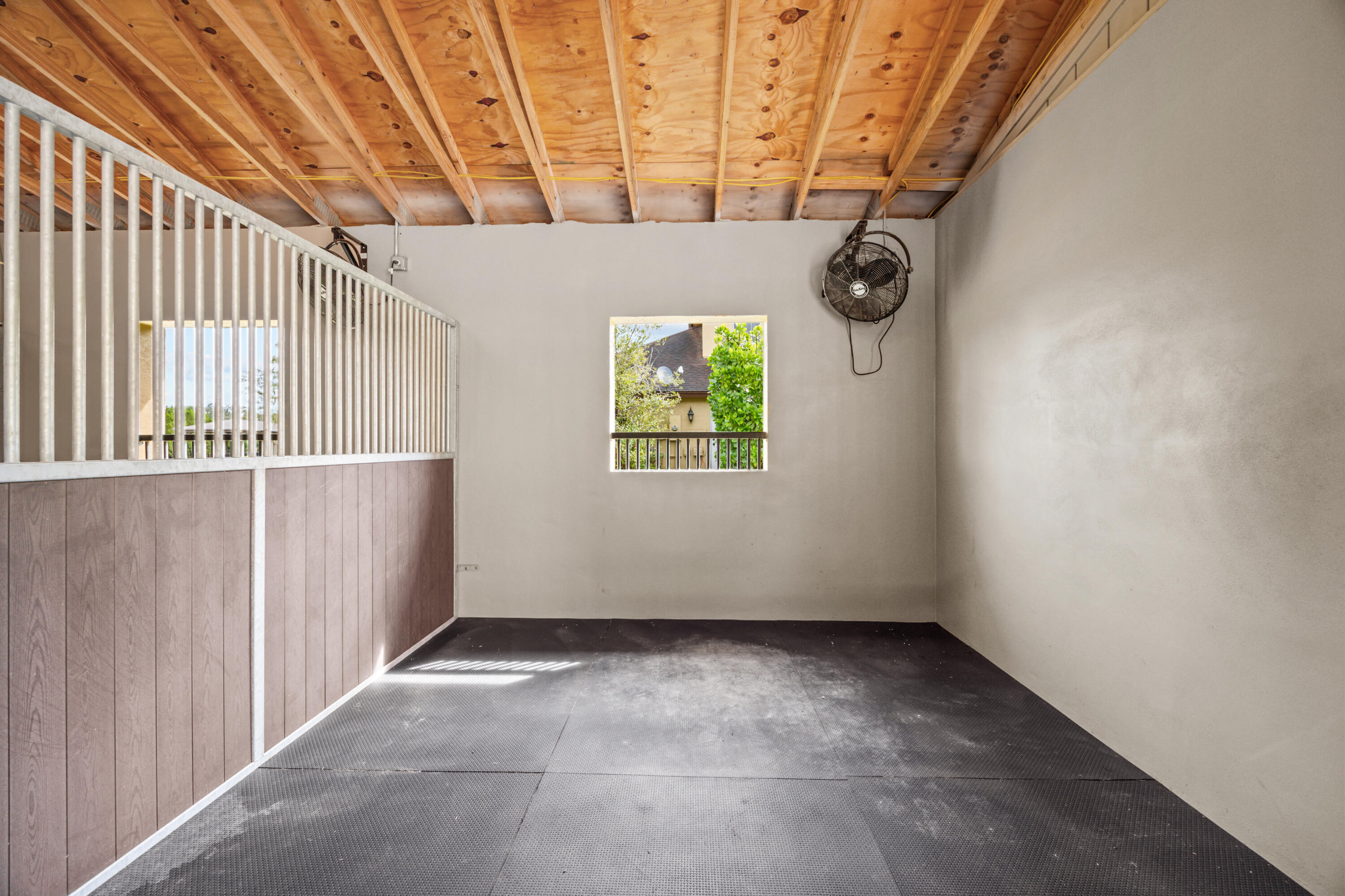 14407 Halter Road Barn Property Photo 4