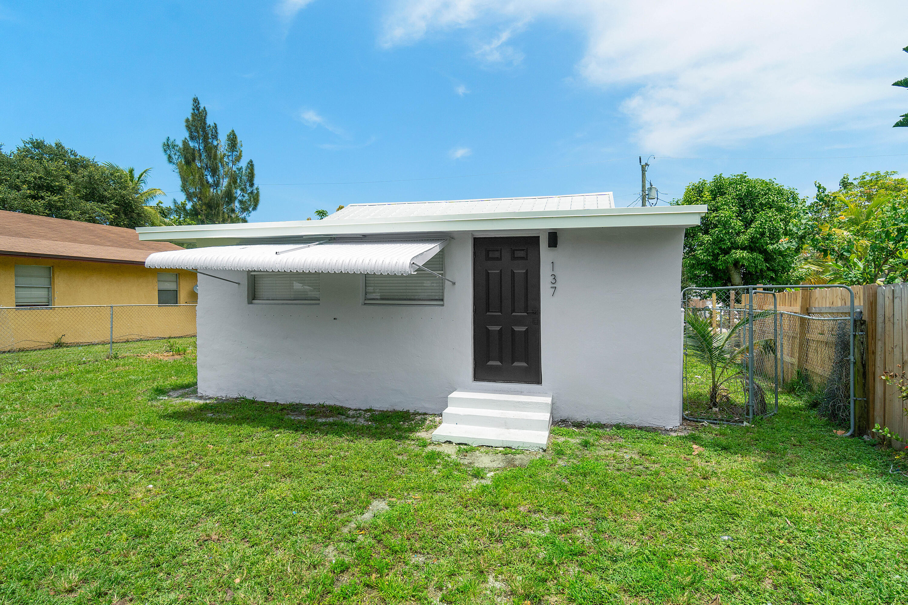 137 SW 9TH Avenue Property Photo 1