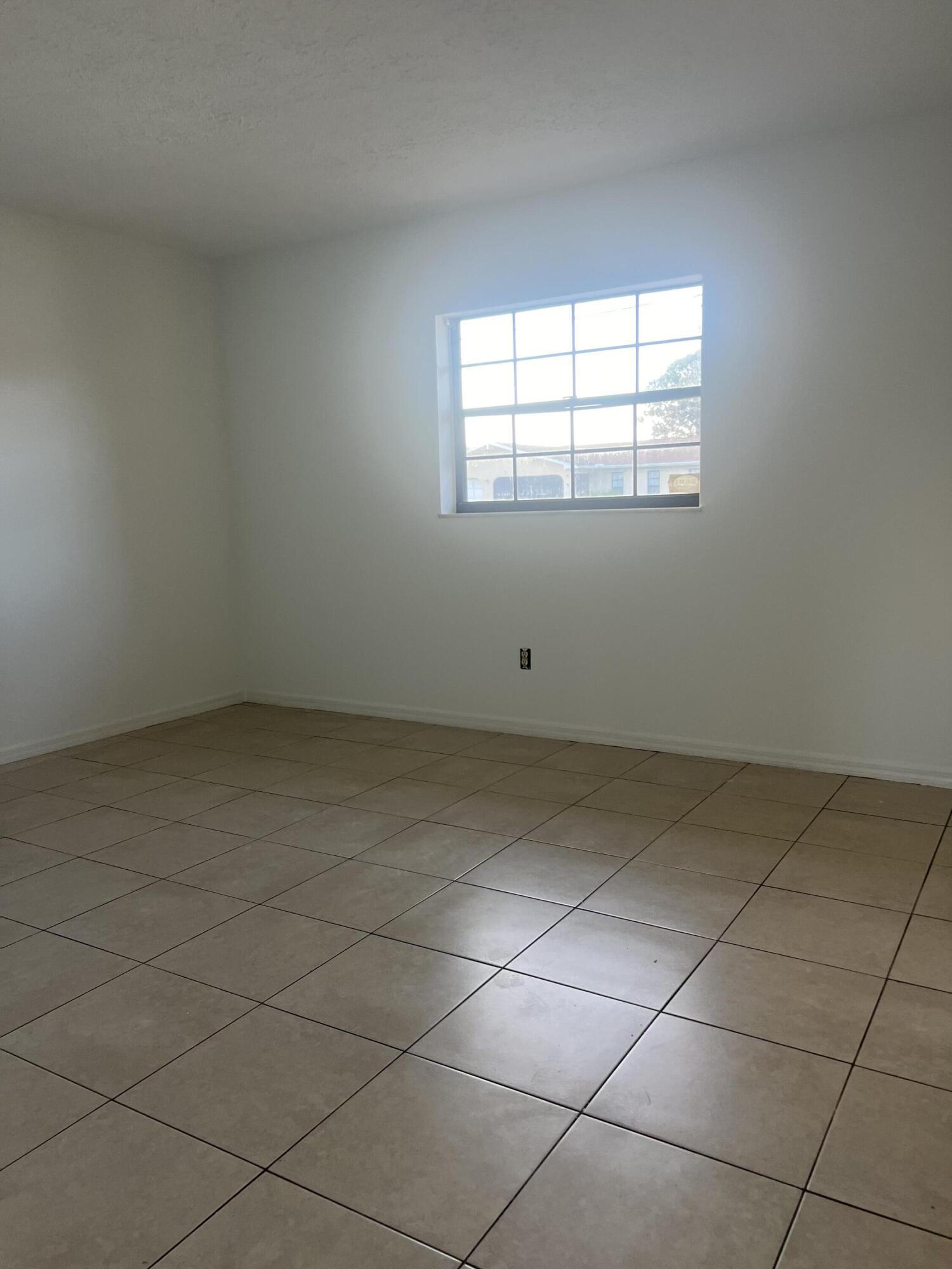 952 Se Walters Terrace Property Photo 3
