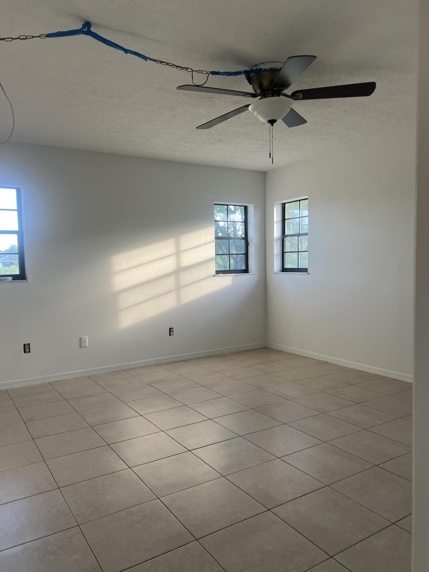 952 Se Walters Terrace Property Photo 5